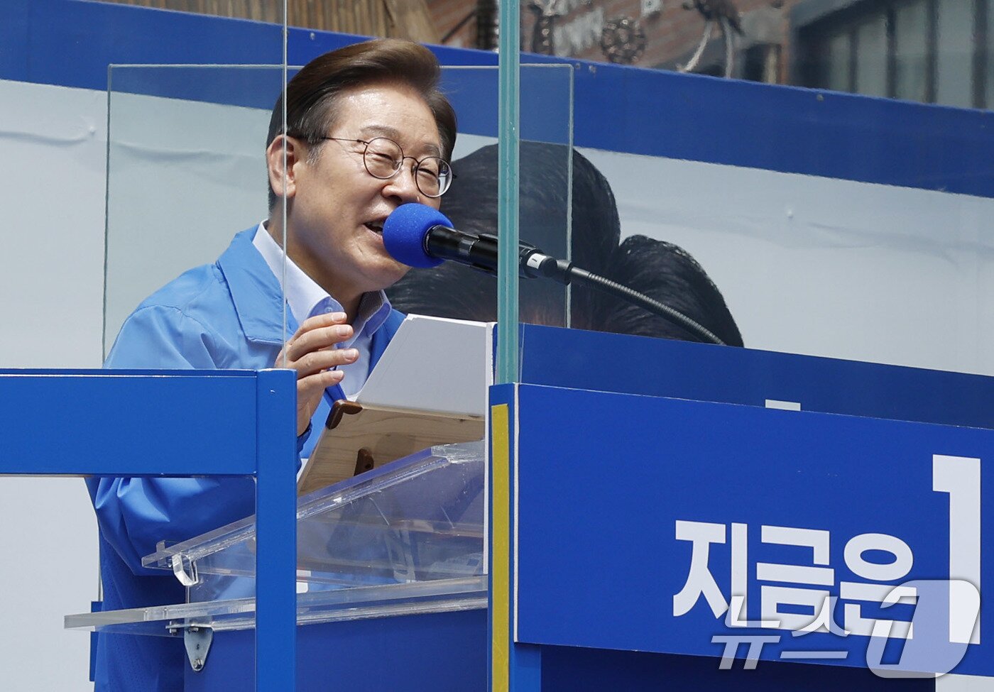 본문 이미지 - 이재명 더불어민주당 대통령 후보가 사흘째 수도권 표심잡기에 나선 21일 오후 인천 남동구 구월 로데오광장을 찾아 지지를 호소하고 있다. 2025.5.21/뉴스1 ⓒ News1 안은나 기자