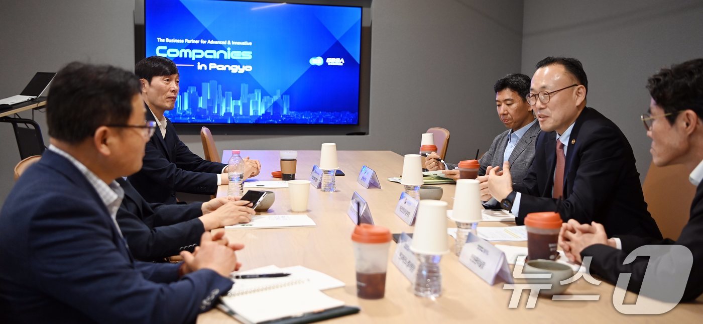 (서울=뉴스1) = 이한경 행정안전부 재난안전관리본부장이 21일 경기 성남시 경기스타트업캠퍼스를 방문해 판교테크노밸리 조성현황을 청취하고 재난안전기업 육성방안에 대해 논의하고 있다 …