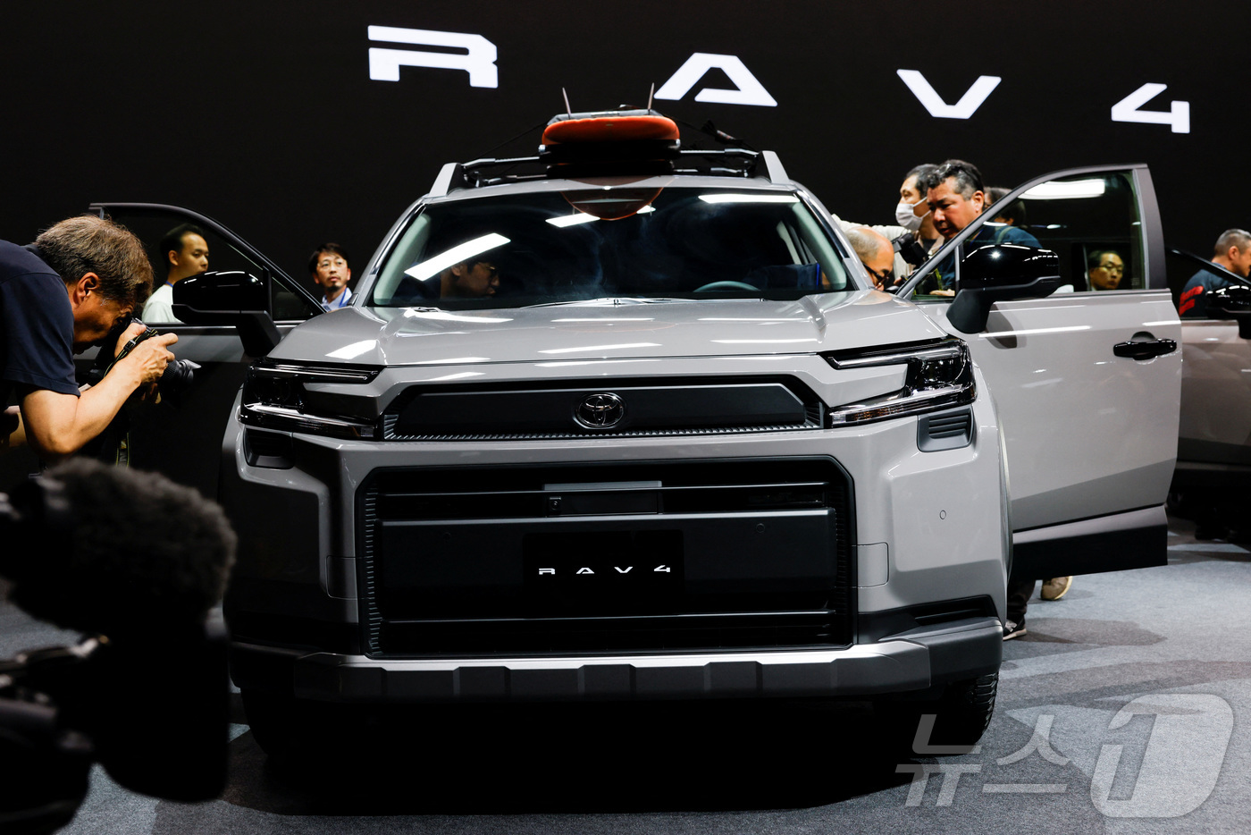 (도쿄 로이터=뉴스1) 신기림 기자 = 토요타 자동차의 올뉴 RAV4 스포츠유틸리티차량(SUV)이 21일 일본 도쿄에서 열린 월드 프리미어 이벤트에서 전시되고 있다. 토요타는 올뉴 …