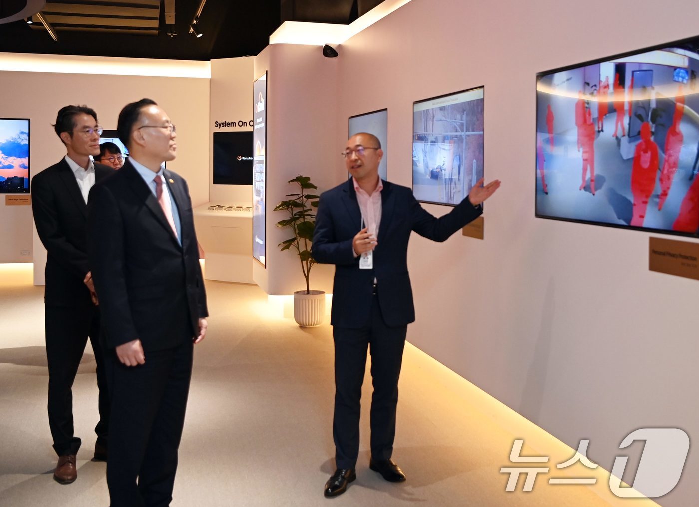 (서울=뉴스1) = 이한경 행정안전부 재난안전관리본부장이 21일 경기 성남시 판교테크노밸리에 소재한 한화비전을 방문해 체험관을 둘러보고 있다. (행정안전부 제공. 재판매 및 DB …