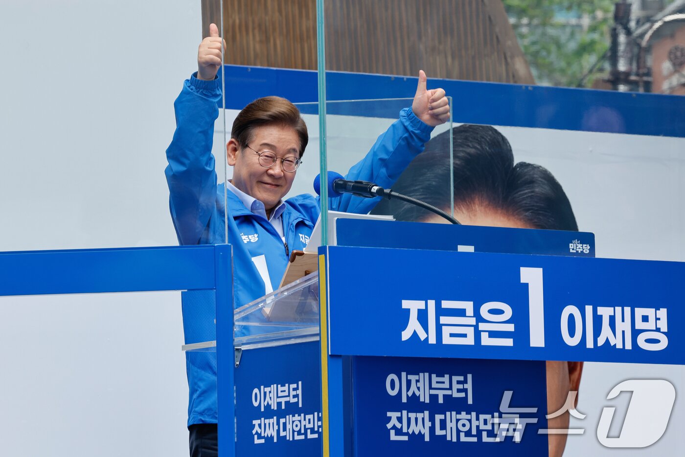 본문 이미지 - 이재명 더불어민주당 대통령 후보가 사흘째 수도권 표심잡기에 나선 21일 오후 인천 남동구 구월 로데오광장을 찾아 5면으로 둘러싸인 방탄 유리막 안에서 인사하고 있다. 2025.5.21/뉴스1 ⓒ News1 안은나 기자