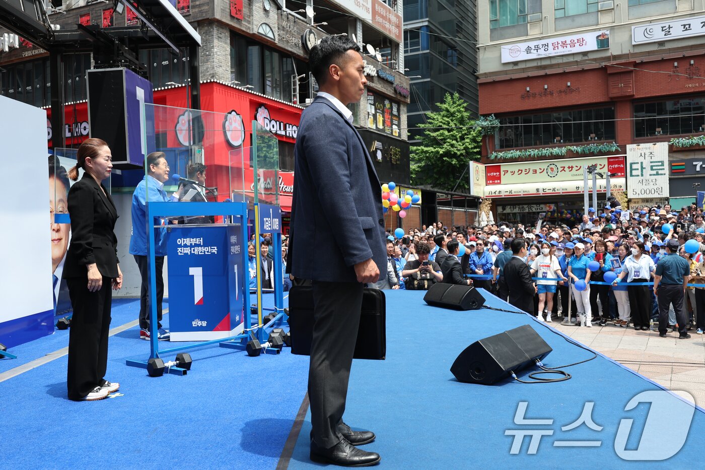 본문 이미지 - 이재명 더불어민주당 대통령 후보가 사흘째 수도권 표심잡기에 나선 21일 오후 인천 남동구 구월 로데오광장을 찾아 5면으로 둘러싸인 방탄 유리막 안에서 지지를 호소하고 있다. 2025.5.21/뉴스1 ⓒ News1 안은나 기자