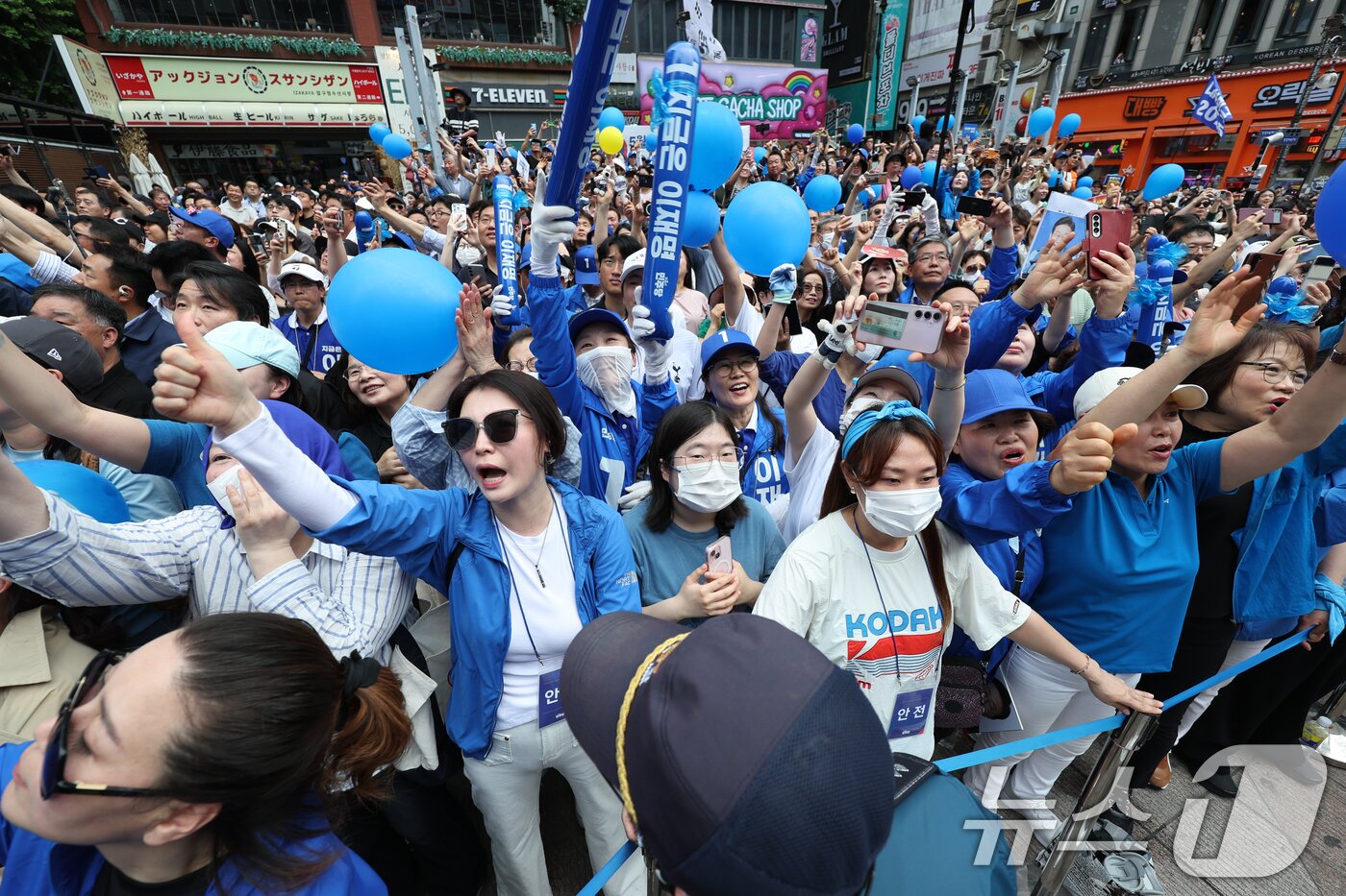 본문 이미지 - 이재명 더불어민주당 대통령 후보가 사흘째 수도권 표심잡기에 나선 21일 오후 인천 남동구 구월 로데오광장을 찾아 유세하는 가운데 지지자들이 환호하고 있다. 2025.5.21/뉴스1 ⓒ News1 안은나 기자