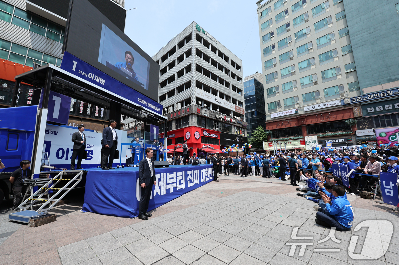 (인천=뉴스1) 안은나 기자 = 이재명 더불어민주당 대통령 후보가 사흘째 수도권 표심잡기에 나선 21일 오후 인천 남동구 구월 로데오광장을 찾아 5면으로 둘러싸인 방탄 유리막 안에 …