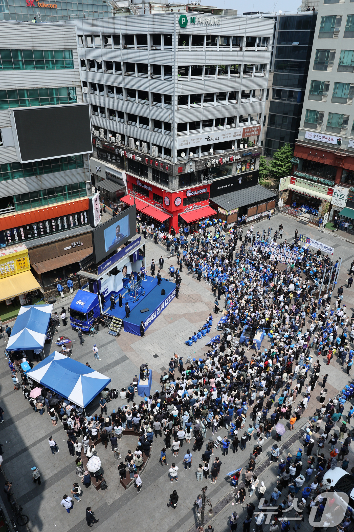 (인천=뉴스1) 안은나 기자 = 이재명 더불어민주당 대통령 후보가 사흘째 수도권 표심잡기에 나선 21일 오후 인천 남동구 구월 로데오광장을 찾아 5면으로 둘러싸인 방탄 유리막 안에 …