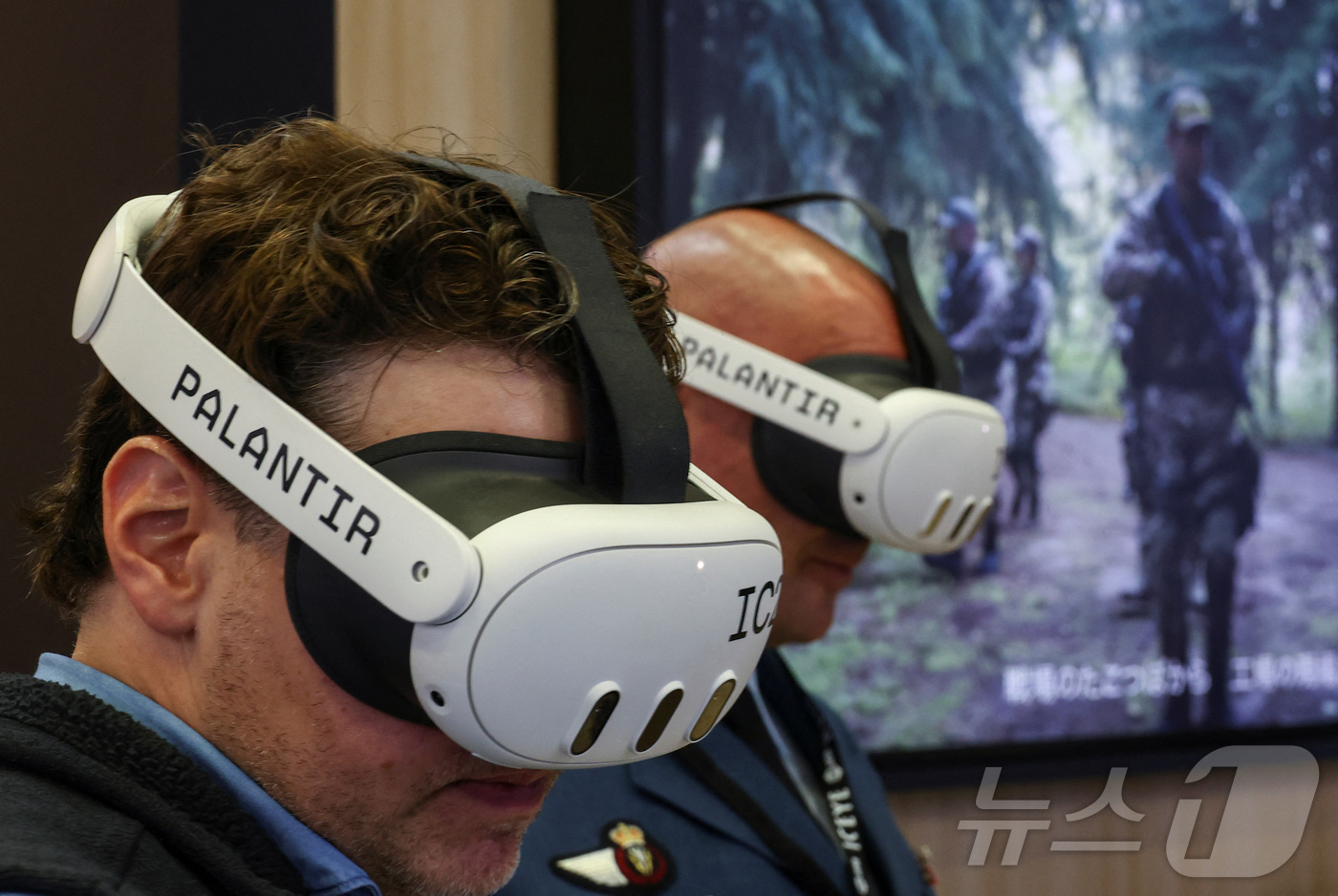 (도쿄 로이터=뉴스1) 신기림 기자 = 21일 일본 도쿄 인근 지바현 소재 전시장인 마쿠하리 메세에서 열린 방위 보안 장비 전시회(DSEI) 재팬에서 사람들이 군사작전용 인공지능 …