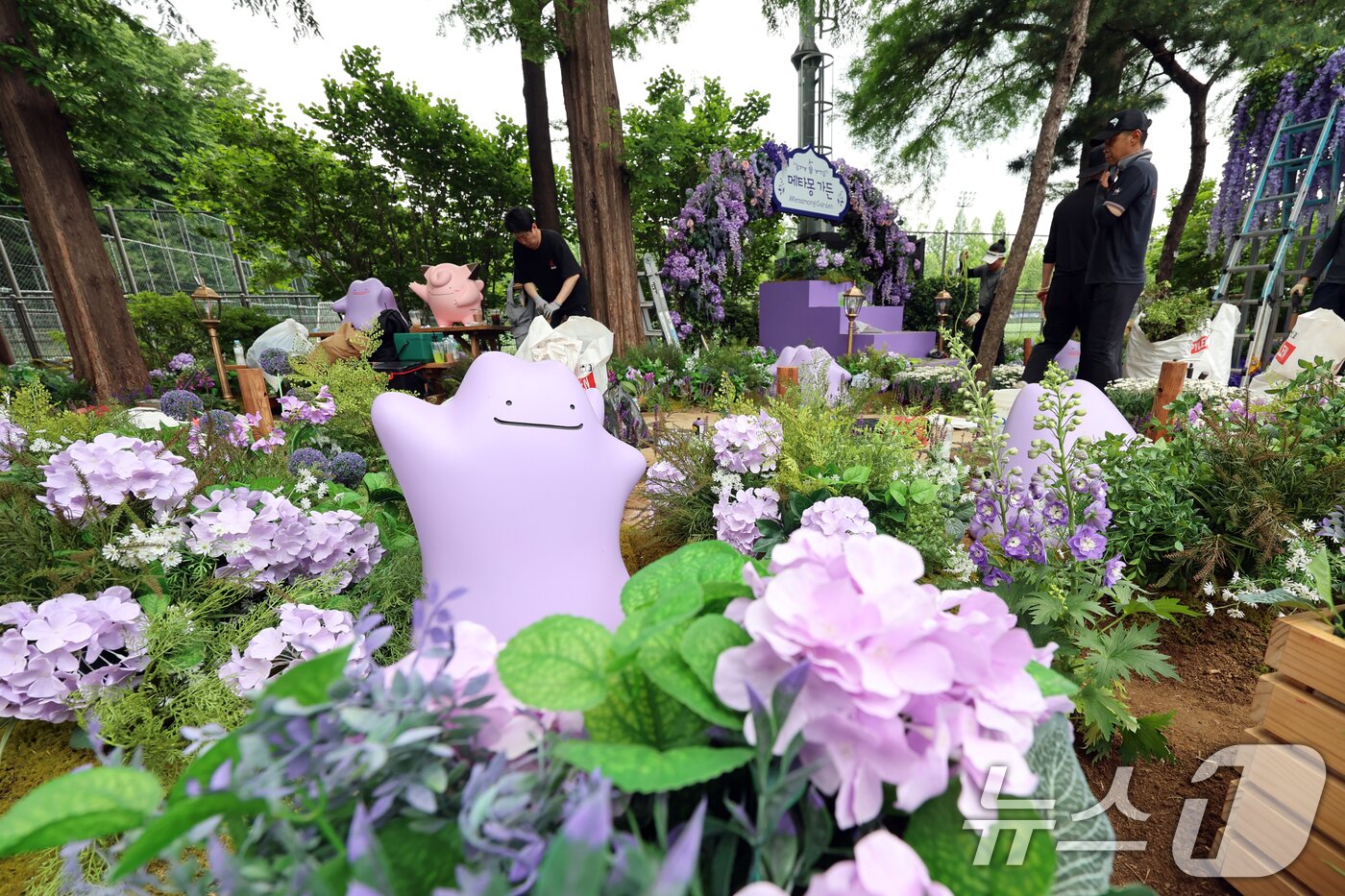 본문 이미지 - 2025 서울국제정원박람회 개막을 하루 앞둔 21일 오후 서울 동작구 보라매공원에서 관계자들이 정원을 가꾸고 있다.  2025.5.21/뉴스1 ⓒ News1 황기선 기자