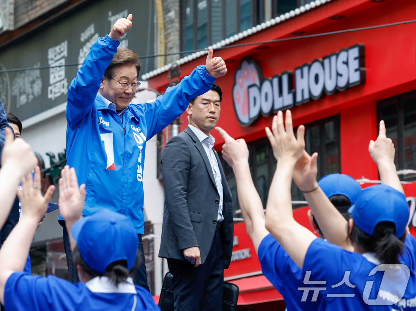 (인천=뉴스1) 안은나 기자 = 이재명 더불어민주당 대통령 후보가 사흘째 수도권 표심잡기에 나선 21일 오후 인천 남동구 구월 로데오광장을 찾아 인사하고 있다. 2025.5.21/ …