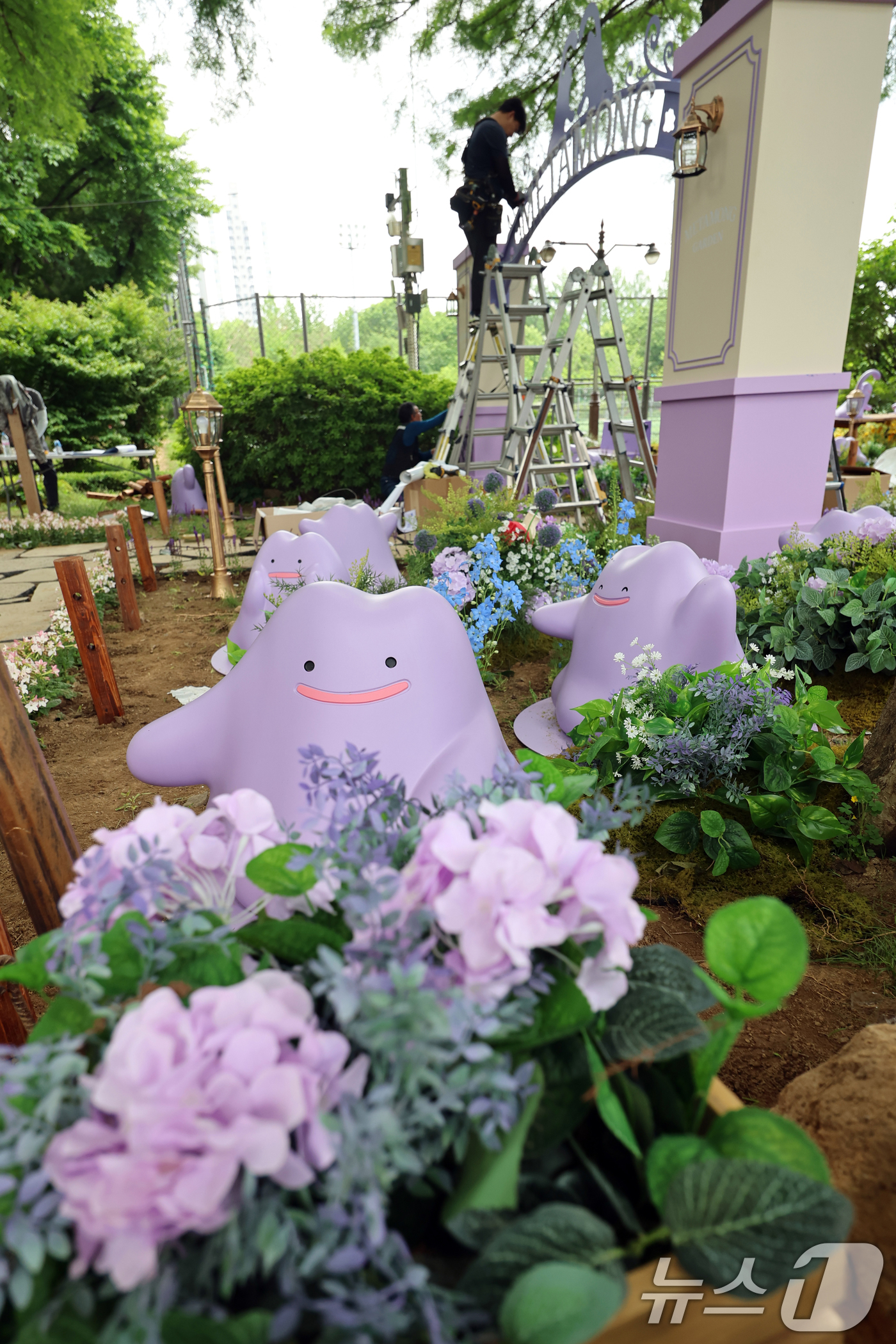 (서울=뉴스1) 황기선 기자 = 2025 서울국제정원박람회 개막을 하루 앞둔 21일 오후 서울 동작구 보라매공원에서 관계자들이 정원을 가꾸고 있다.오는 10월 20일까지 열리는 이 …