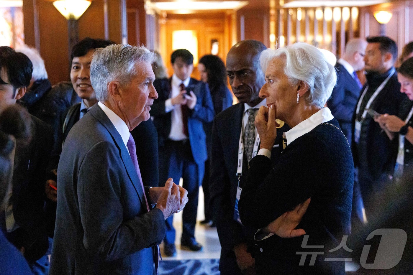 (캐나다 밴프 AFP=뉴스1) 신기림 기자 = 20일(현지시간) 캐나다 앨버타주 밴프에서 열린 주요 7개국(G7) 재무장관 및 중앙은행 총재 회의에서 제롬 파월(왼쪽) 미국 연방준 …