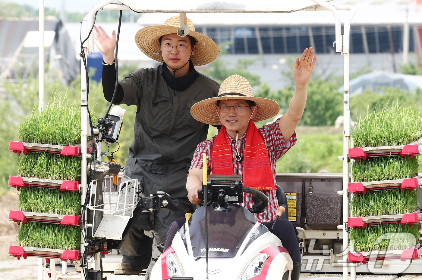 (고양=뉴스1) 김민지 기자 = 김문수 국민의힘 대통령 후보가 21일 경기 고양시 한 논에서 청년 농업인과 이앙기를 타고 손을 흔들고 있다. 2025.5.21/뉴스1