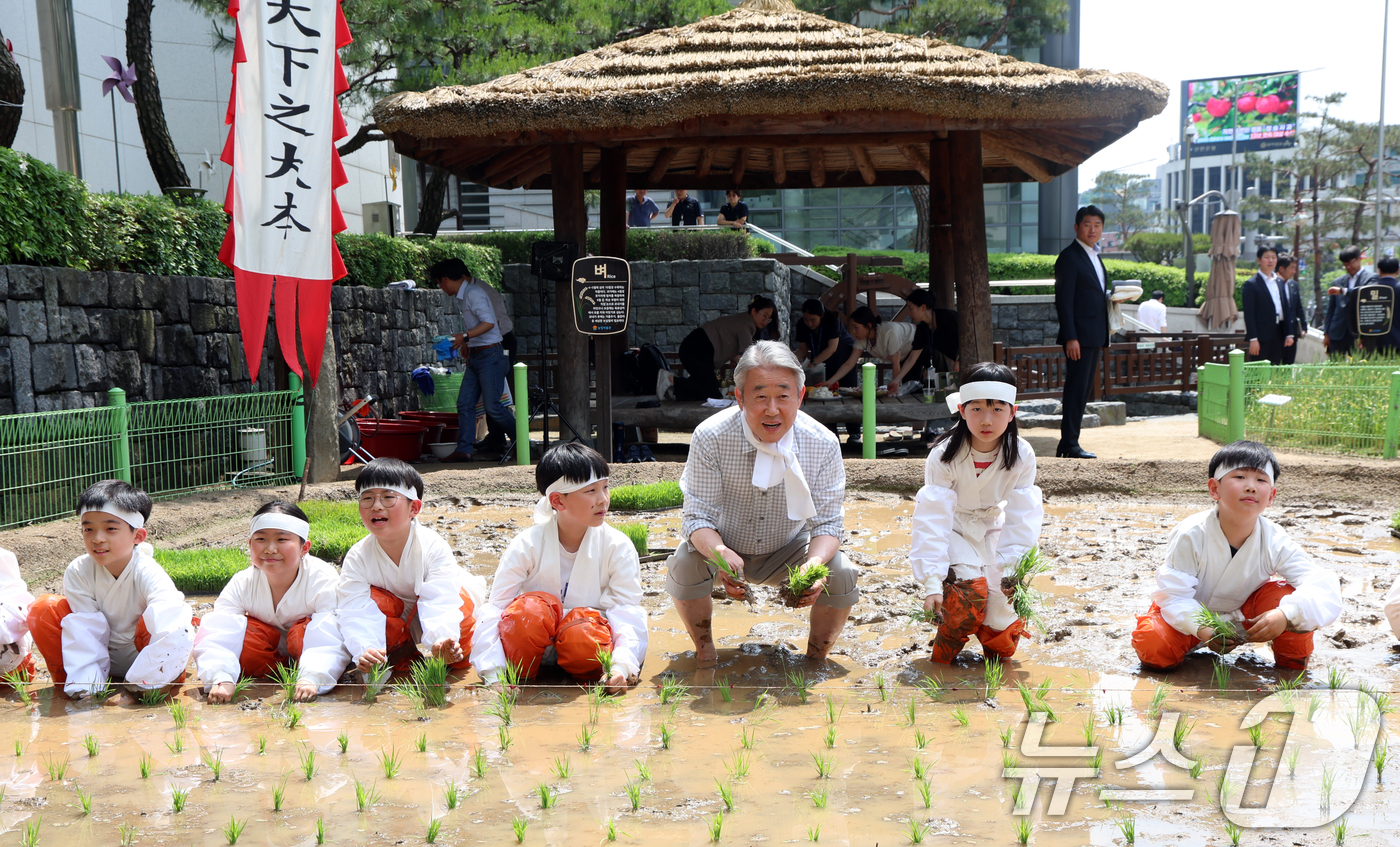 (서울=뉴스1) 김명섭 기자 = 절기상 소만 (小滿)인 21일 강호동 농협중앙회 회장과 초등학교 아이들이 서울 서대문구 농업박물관 야외농장에서 전통 모내기 체험을 하고 있다.  2 …