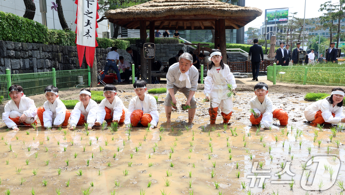 (서울=뉴스1) 김명섭 기자 = 절기상 소만 (小滿)인 21일 강호동 농협중앙회 회장과 초등학교 아이들이 서울 서대문구 농업박물관 야외농장에서 전통 모내기 체험을 하고 있다.  2 …