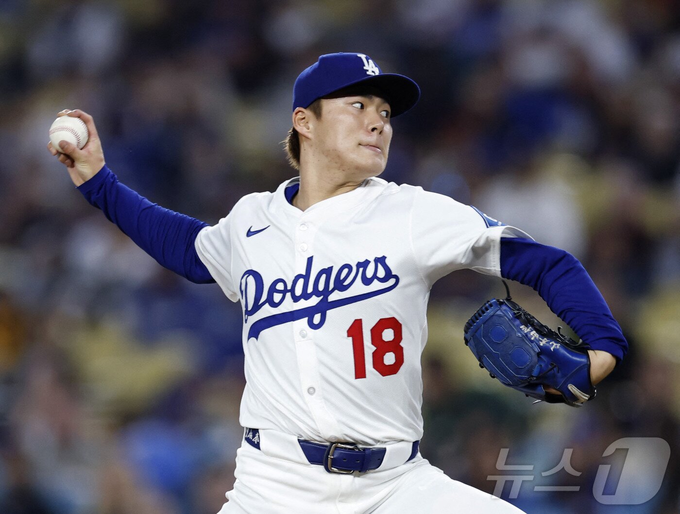 본문 이미지 - LA 다저스 야마모토 요시노부가 21일(한국시간) 열린 2025 메이저리그 애리조나 다이아몬드백스전에서 7이닝 1피안타 2볼넷 9탈삼진 무실점 호투를 펼쳤다. ⓒ AFP=뉴스1