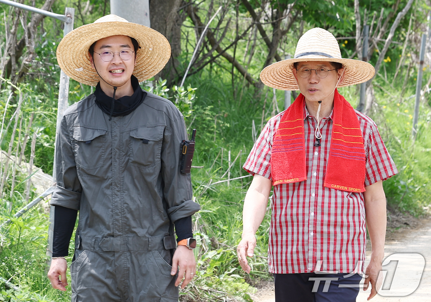 (고양=뉴스1) 김민지 기자 = 김문수 국민의힘 대통령 후보가 21일 경기 고양시 한 논에서 모내기 이앙 작업에 앞서 청년 농업인과 대화하고 있다. 2025.5.21/뉴스1