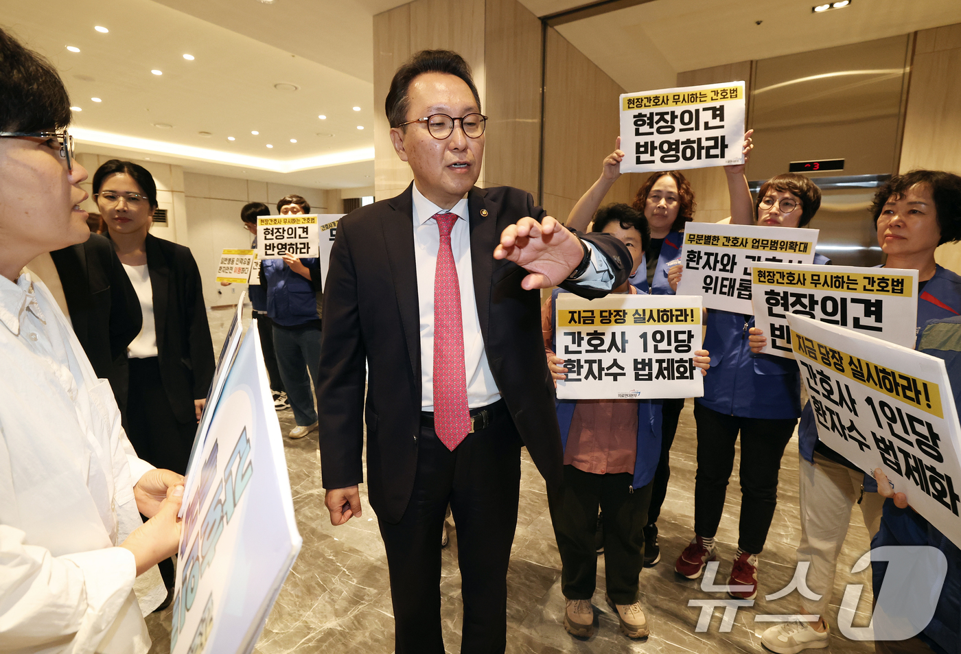 (서울=뉴스1) 오대일 기자 = 21일 오후 서울 용산구 피스앤파크컨벤션에서 열린 간호법 제정에 따른 진료지원업무 제도화 방안 공청회에 앞서 공공운수노조 의료연대본부 조합원들이 박 …