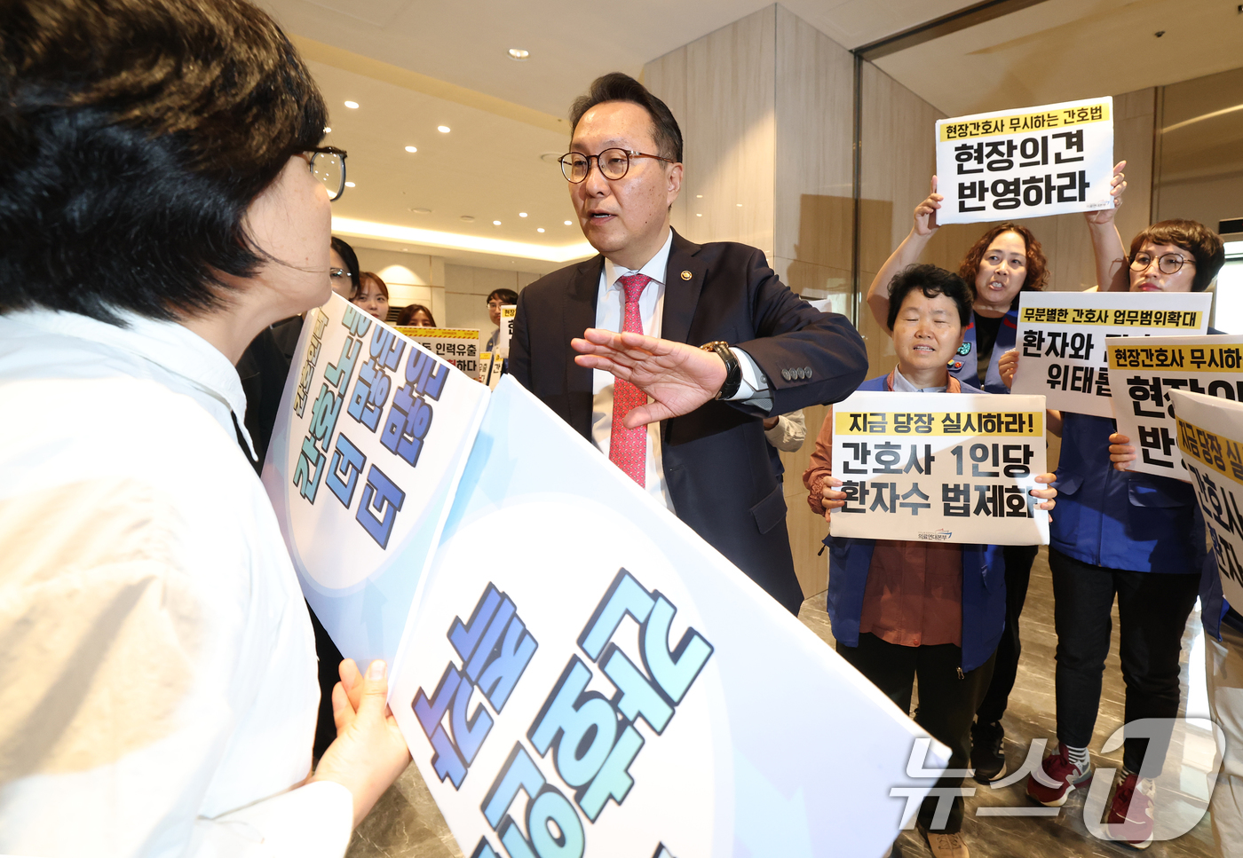 (서울=뉴스1) 오대일 기자 = 21일 오후 서울 용산구 피스앤파크컨벤션에서 열린 간호법 제정에 따른 진료지원업무 제도화 방안 공청회에 앞서 공공운수노조 의료연대본부 조합원들이 박 …