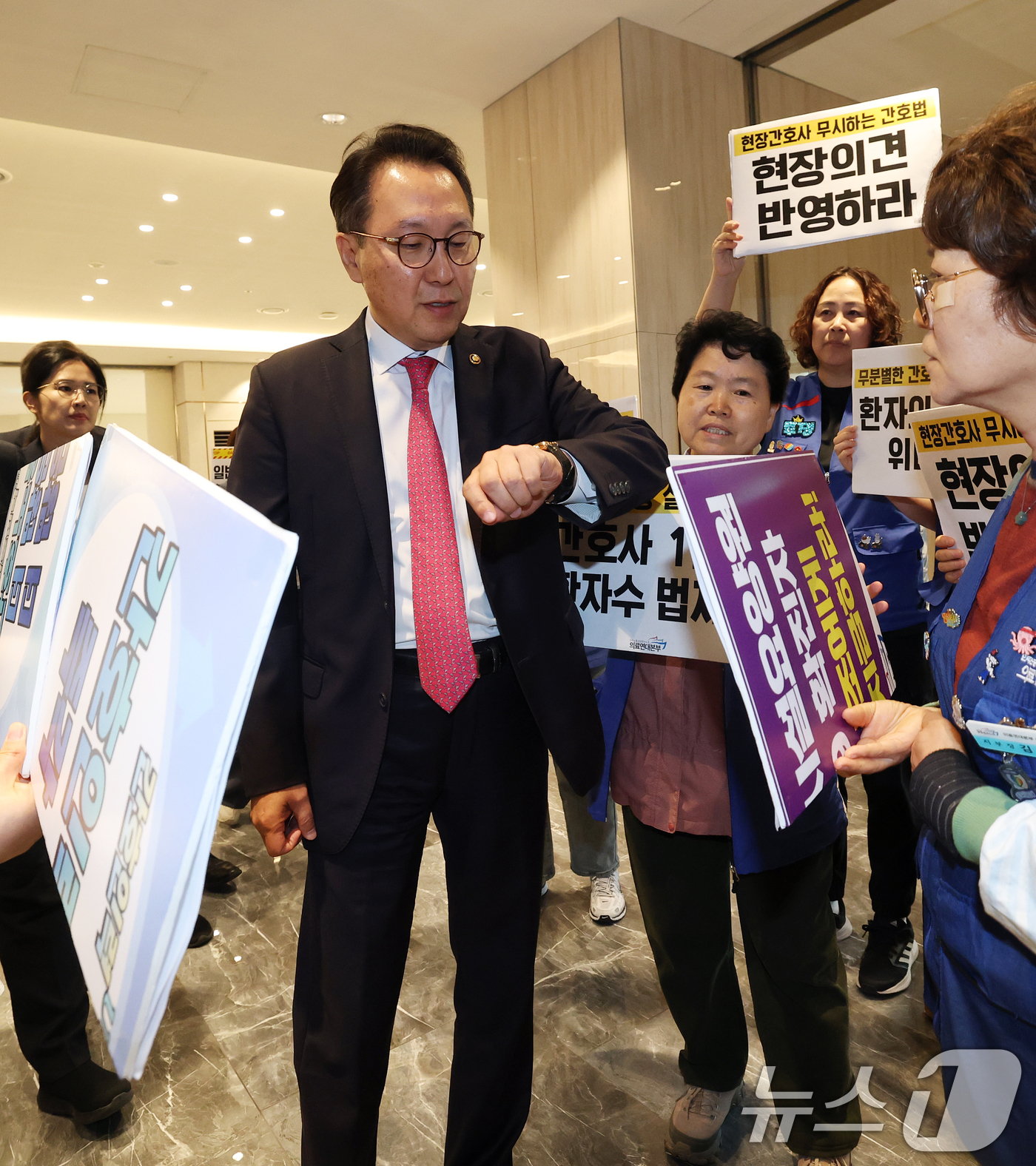 (서울=뉴스1) 오대일 기자 = 21일 오후 서울 용산구 피스앤파크컨벤션에서 열린 간호법 제정에 따른 진료지원업무 제도화 방안 공청회에 앞서 공공운수노조 의료연대본부 조합원들이 박 …