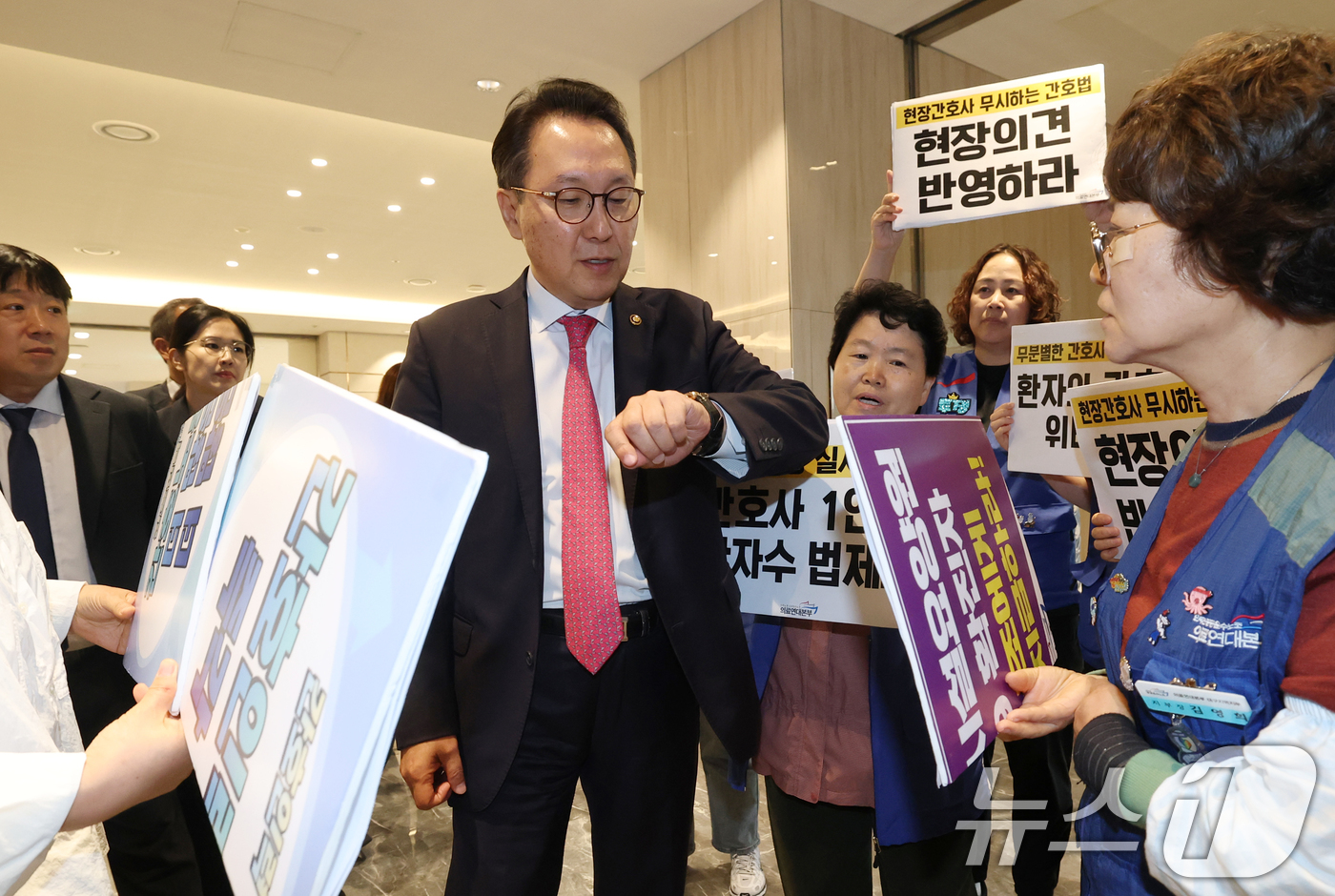 (서울=뉴스1) 오대일 기자 = 21일 오후 서울 용산구 피스앤파크컨벤션에서 열린 간호법 제정에 따른 진료지원업무 제도화 방안 공청회에 앞서 공공운수노조 의료연대본부 조합원들이 박 …