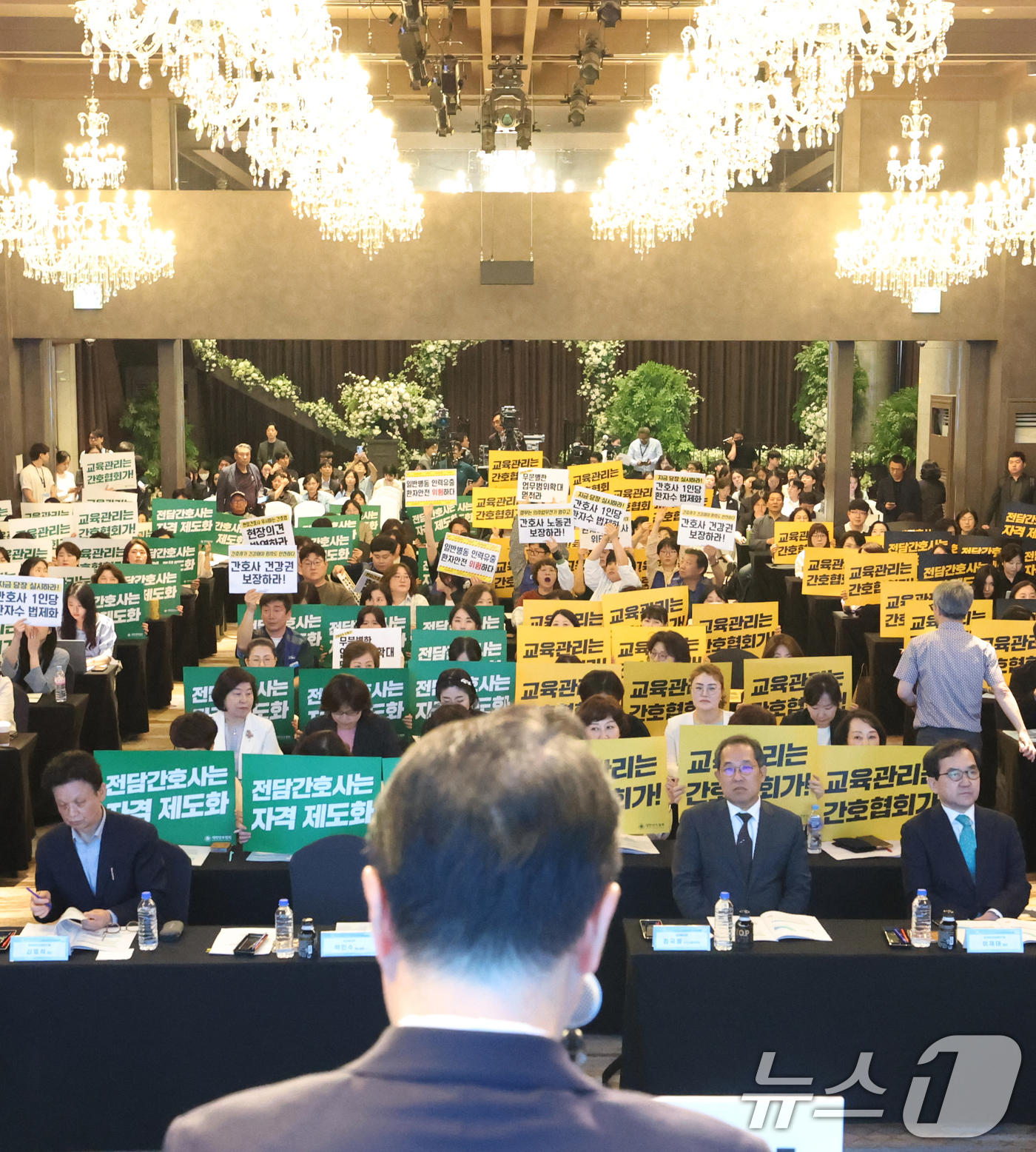(서울=뉴스1) 오대일 기자 = 21일 오후 서울 용산구 피스앤파크컨벤션에서 열린 간호법 제정에 따른 진료지원업무 제도화 방안 공청회에서 대한간호협회 회원들과 공공운수노조 의료연대 …
