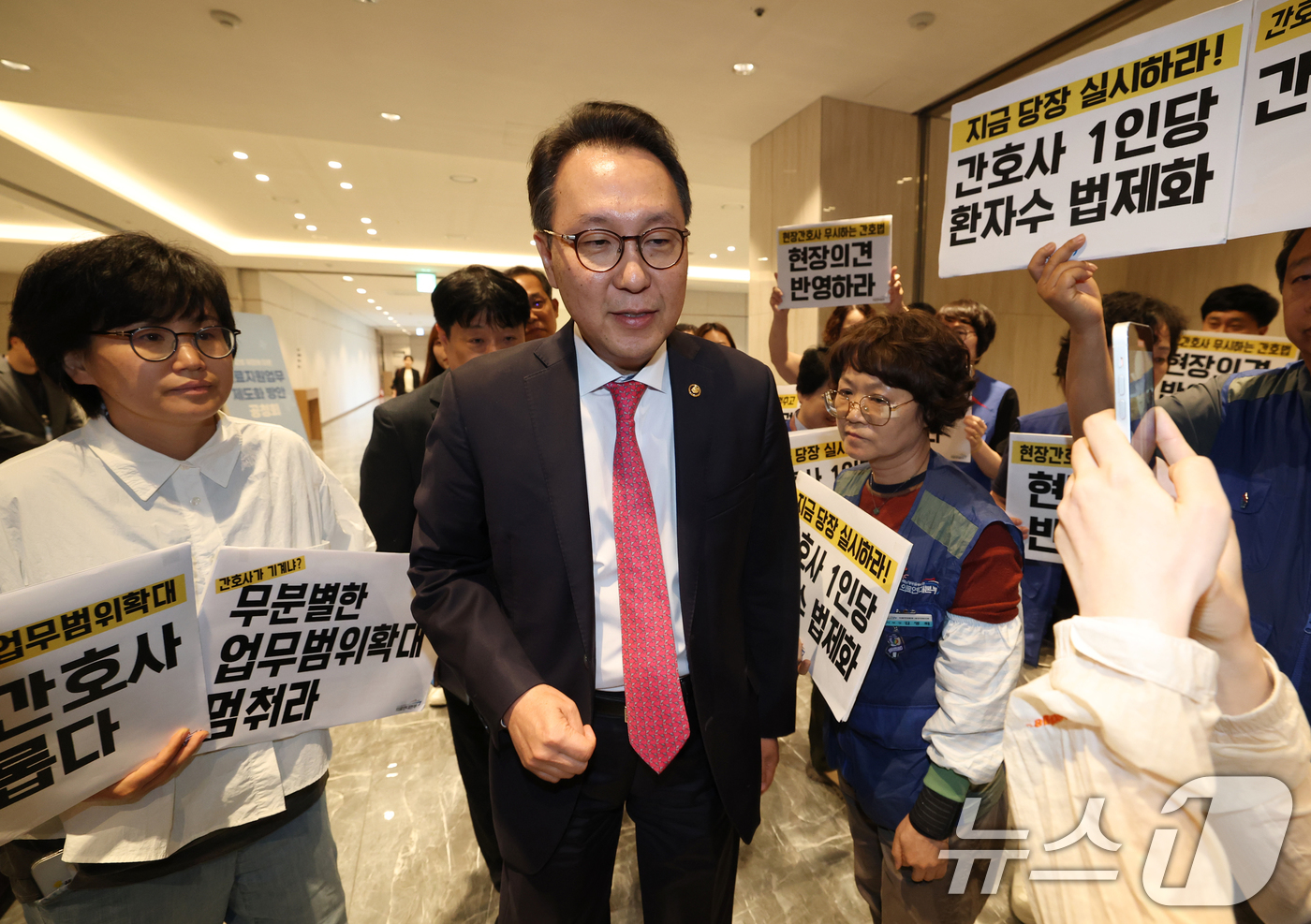 (서울=뉴스1) 오대일 기자 = 21일 오후 서울 용산구 피스앤파크컨벤션에서 열린 간호법 제정에 따른 진료지원업무 제도화 방안 공청회에 앞서 공공운수노조 의료연대본부 조합원들이 박 …