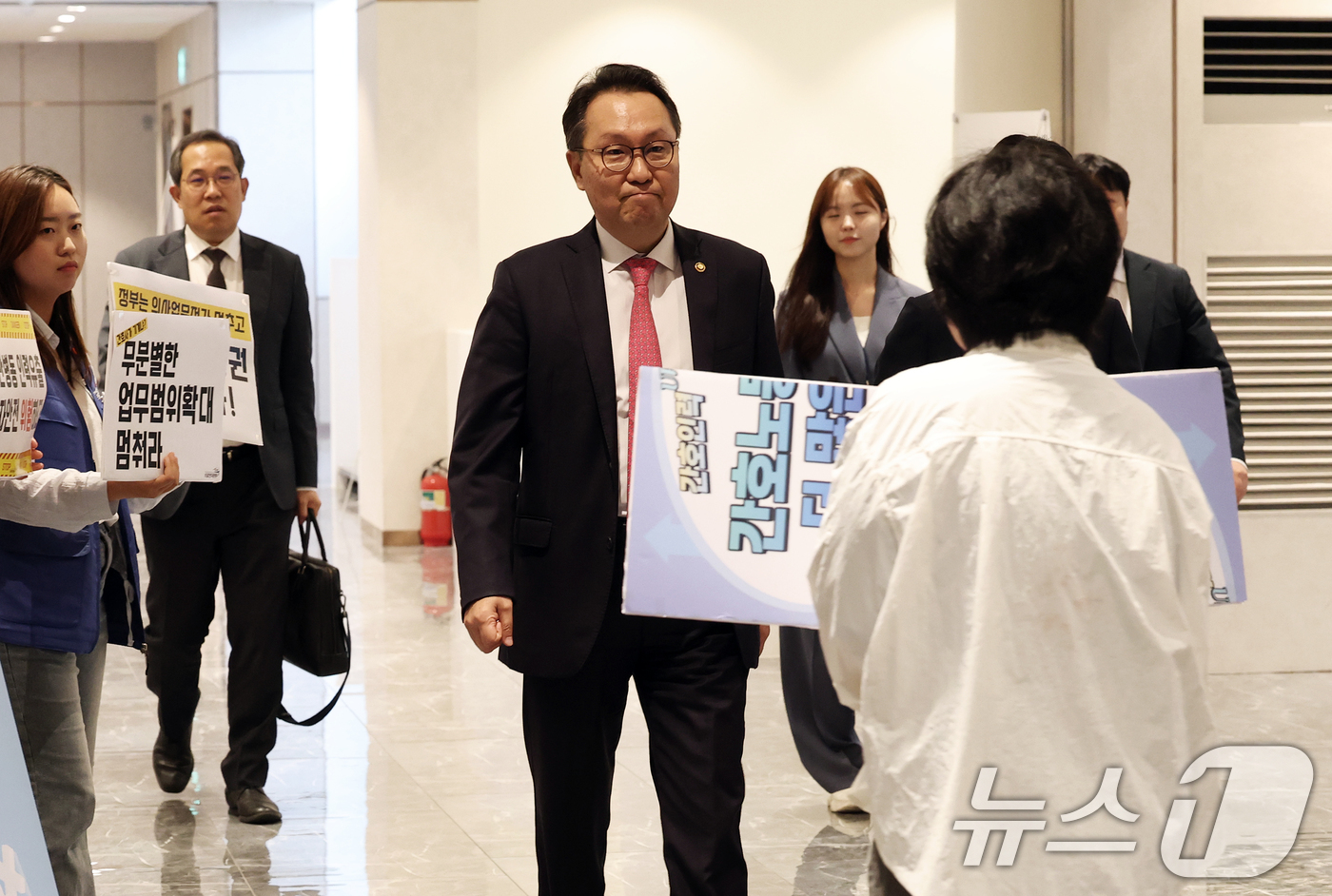 (서울=뉴스1) 오대일 기자 = 21일 오후 서울 용산구 피스앤파크컨벤션에서 열린 간호법 제정에 따른 진료지원업무 제도화 방안 공청회에 앞서 공공운수노조 의료연대본부 조합원들이 박 …