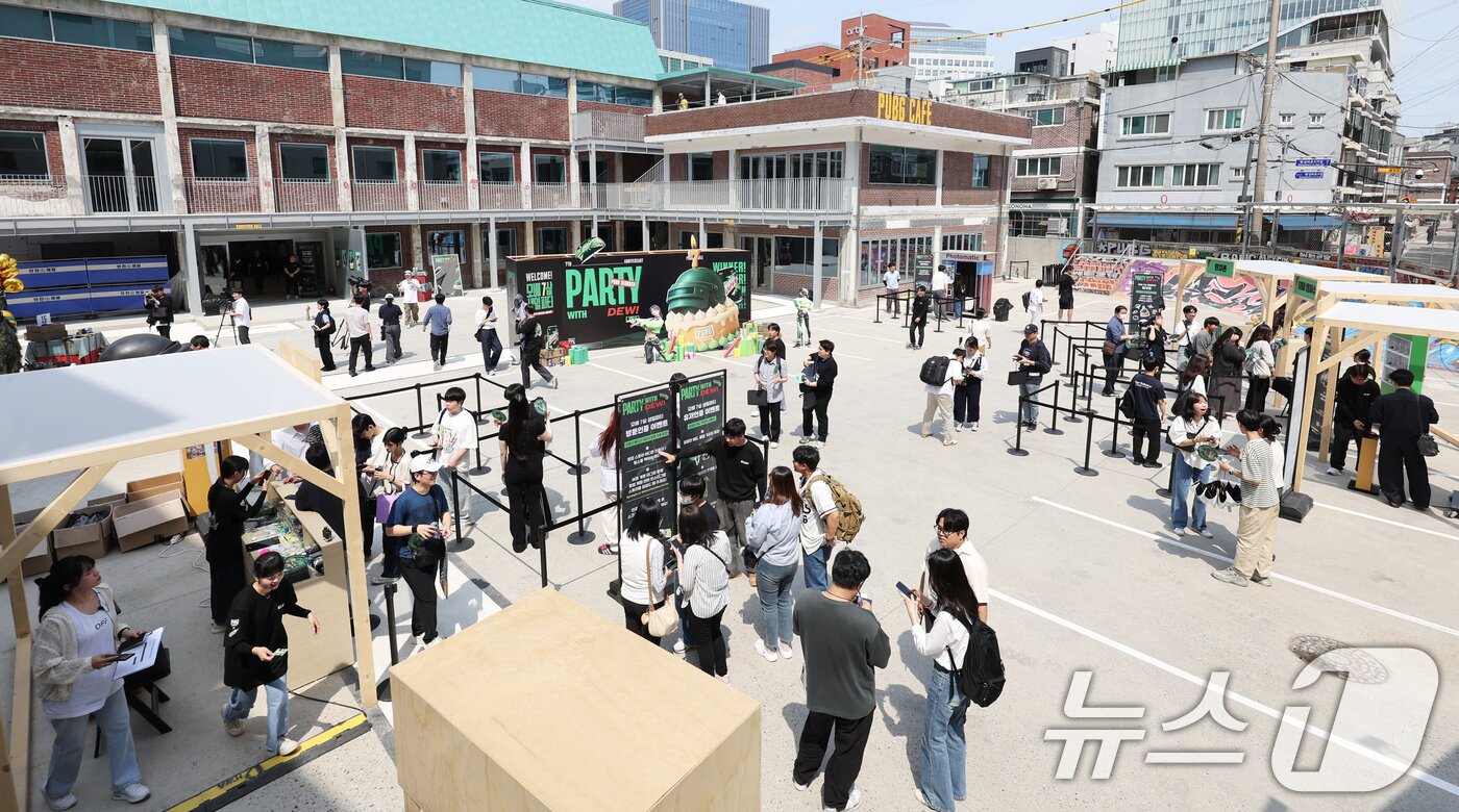 본문 이미지 - 21일 오후 서울 성동구 펍지 성수에서 열린 배틀그라운드 모바일 7주년 팝업스토어를 찾은 게이머 등 시민들이 행사장에 마련된 각종 체험을 하고 있다. 2025.5.21/뉴스1 ⓒ News1 장수영 기자