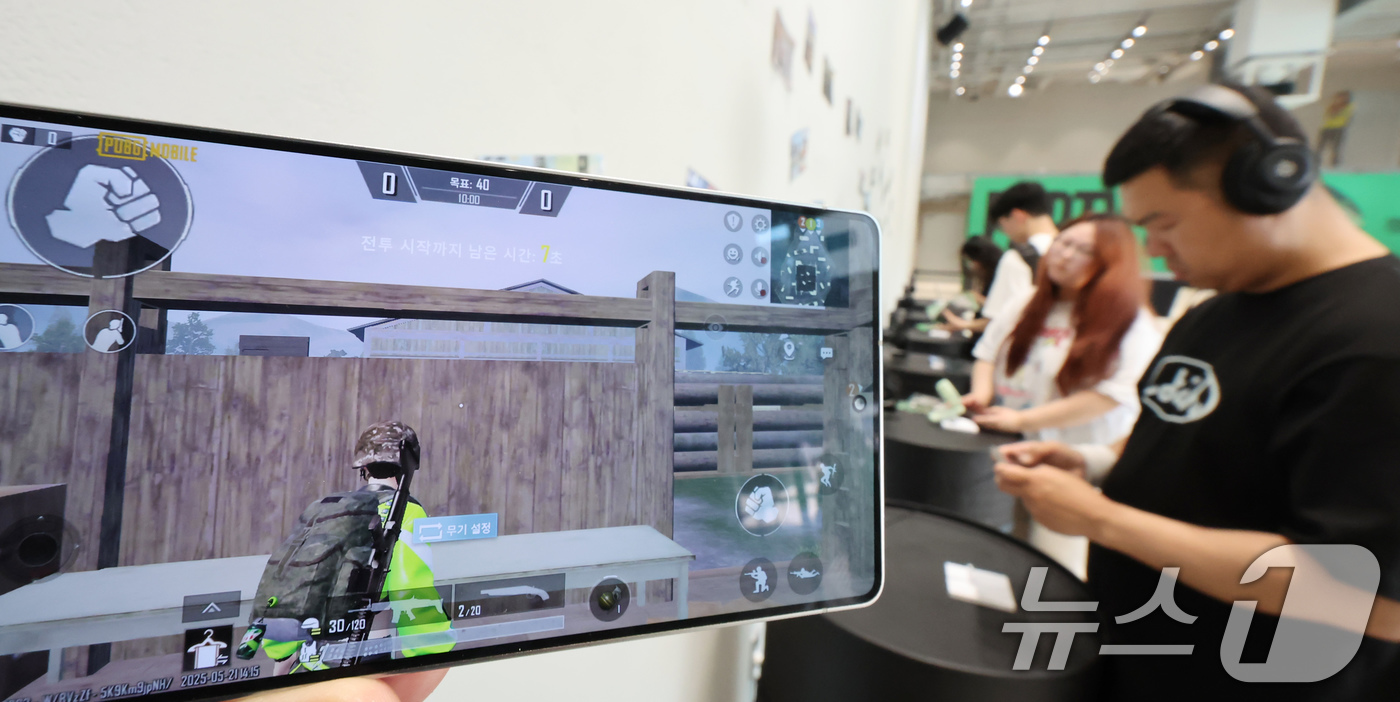 (서울=뉴스1) 장수영 기자 = 21일 오후 서울 성동구 펍지 성수에서 열린 배틀그라운드 모바일 7주년 팝업스토어를 찾은 게이머 등 시민들이 행사장에 마련된 각종 체험을 하고 있다 …