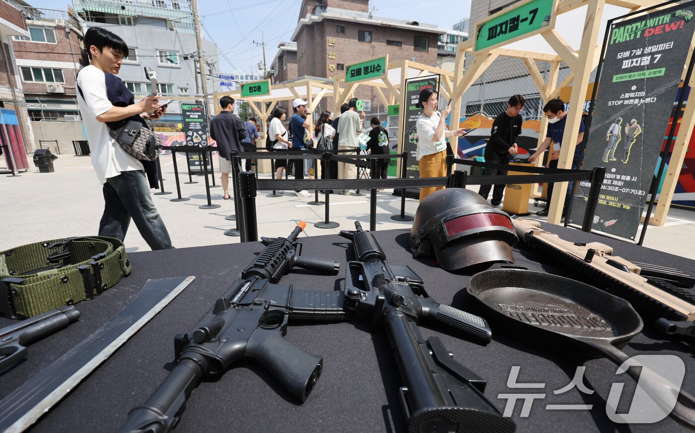본문 이미지 - 21일 오후 서울 성동구 펍지 성수에서 열린 배틀그라운드 모바일 7주년 팝업스토어를 찾은 게이머 등 시민들이 행사장에 마련된 각종 체험을 하고 있다. 2025.5.21/뉴스1 ⓒ News1 장수영 기자