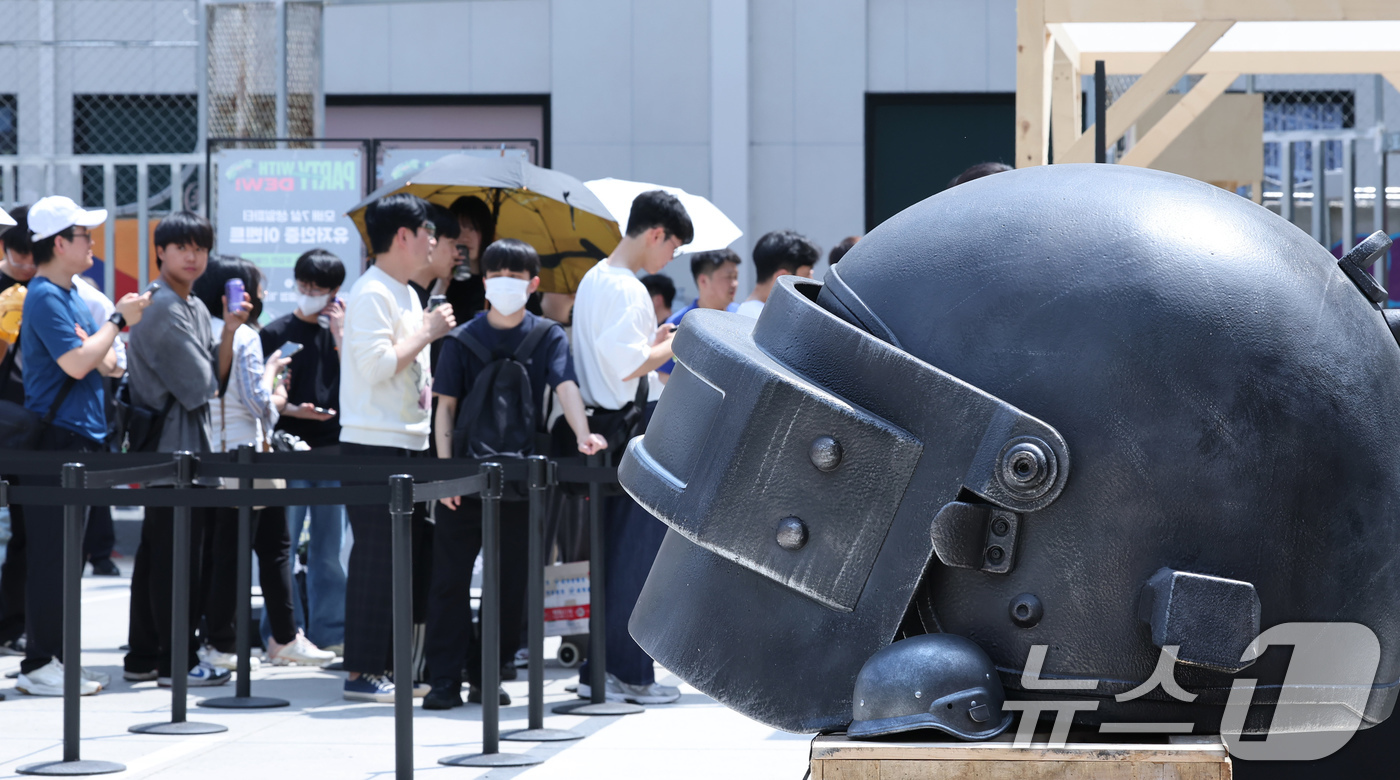 (서울=뉴스1) 장수영 기자 = 21일 오후 서울 성동구 펍지 성수에서 열린 배틀그라운드 모바일 7주년 팝업스토어를 찾은 게이머 등 시민들이 행사장에 마련된 각종 체험을 하고 있다 …