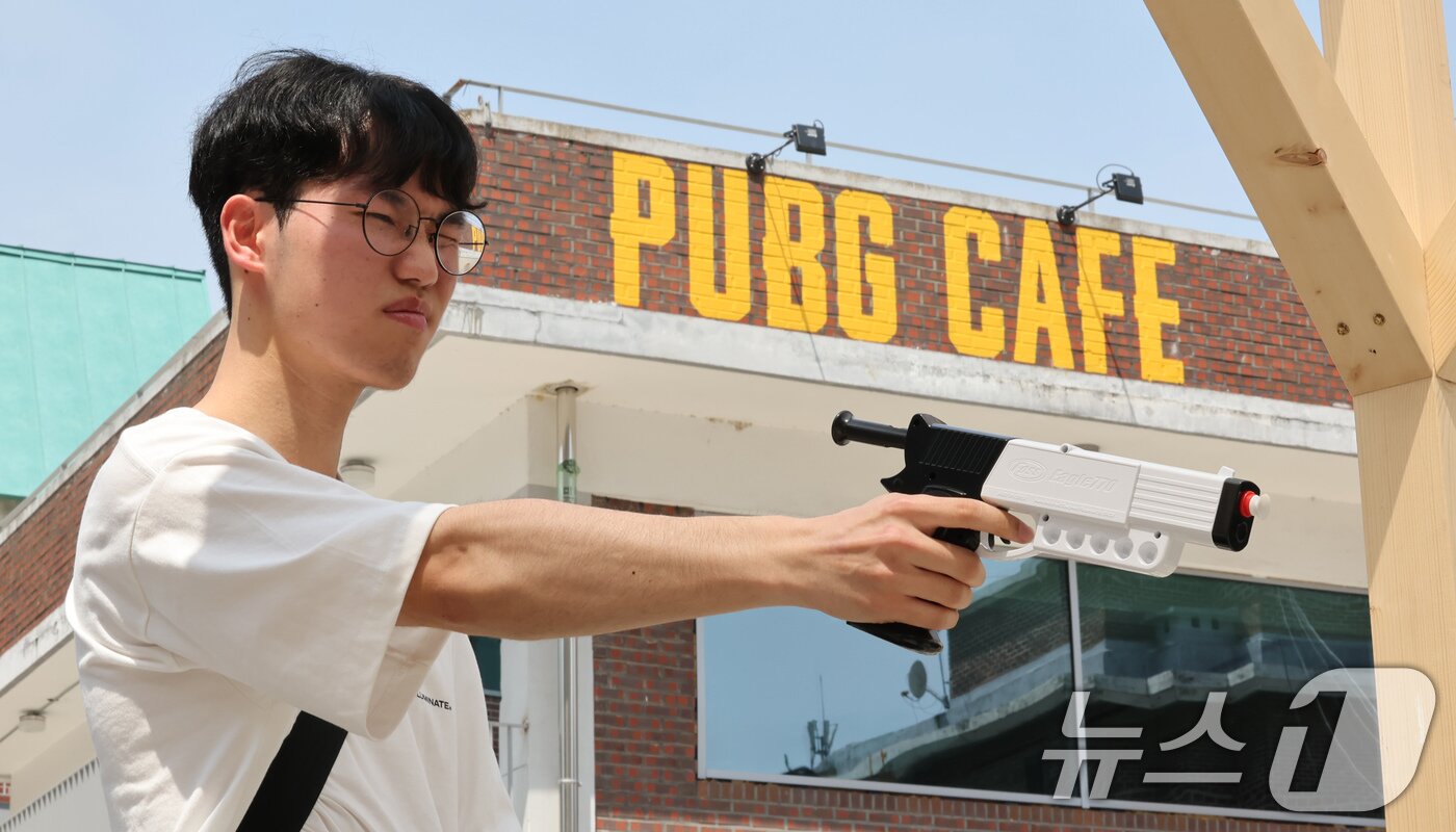 본문 이미지 - 21일 오후 서울 성동구 펍지 성수에서 열린 배틀그라운드 모바일 7주년 팝업스토어를 찾은 게이머 등 시민들이 행사장에 마련된 각종 체험을 하고 있다. 2025.5.21/뉴스1 ⓒ News1 장수영 기자