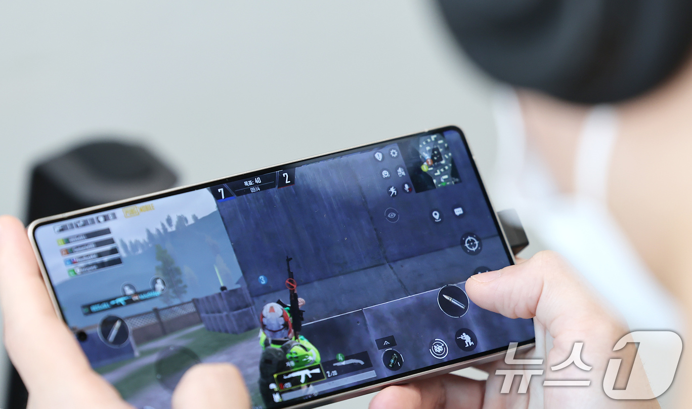 (서울=뉴스1) 장수영 기자 = 21일 오후 서울 성동구 펍지 성수에서 열린 배틀그라운드 모바일 7주년 팝업스토어를 찾은 게이머 등 시민들이 행사장에 마련된 각종 체험을 하고 있다 …