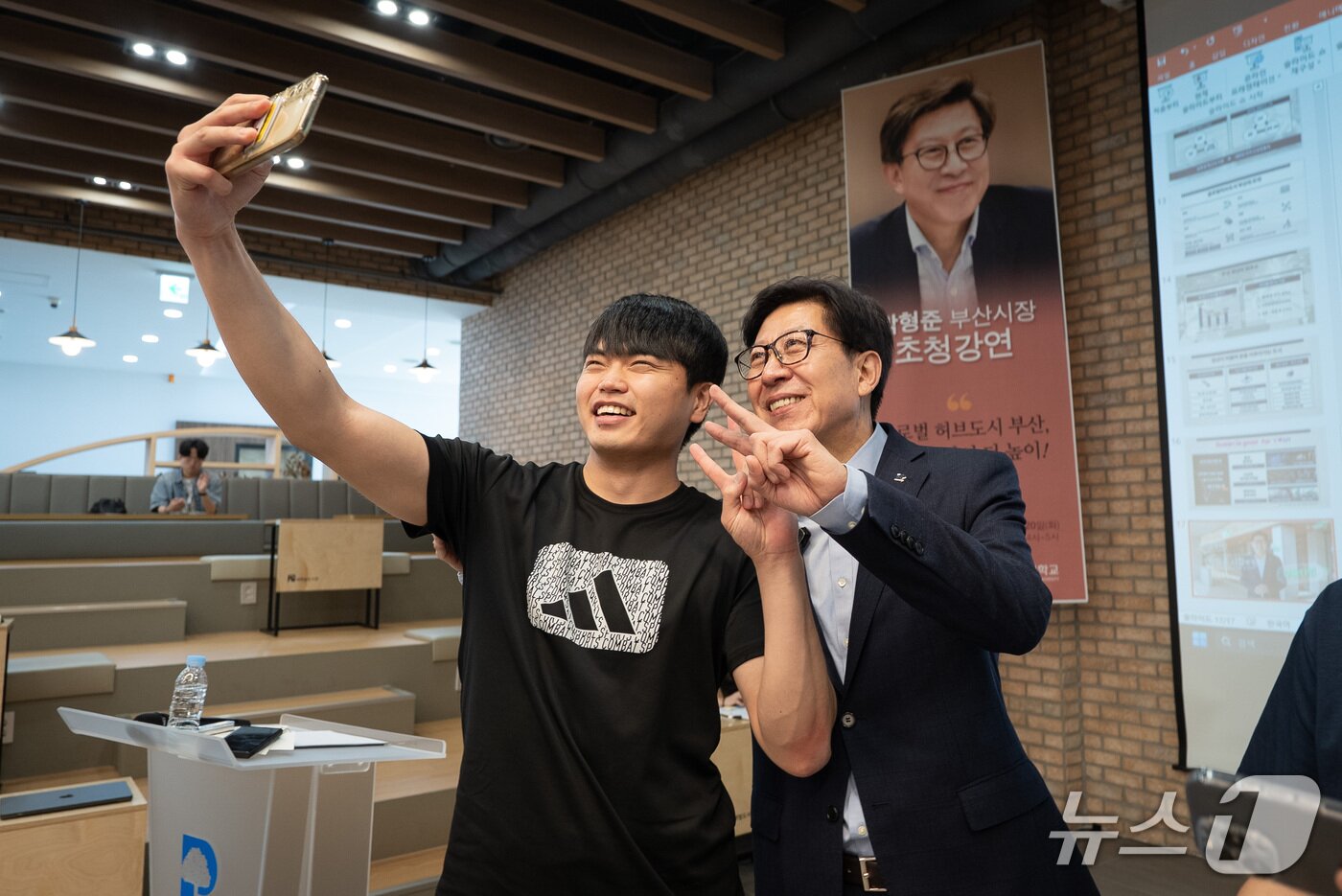 본문 이미지 - 20일 박형준 부산시장이 특강을 마친 뒤 부산대 학생과 기념 사진을 찍고 있다.(부산시청 제공. 재판매 및 DB 금지)