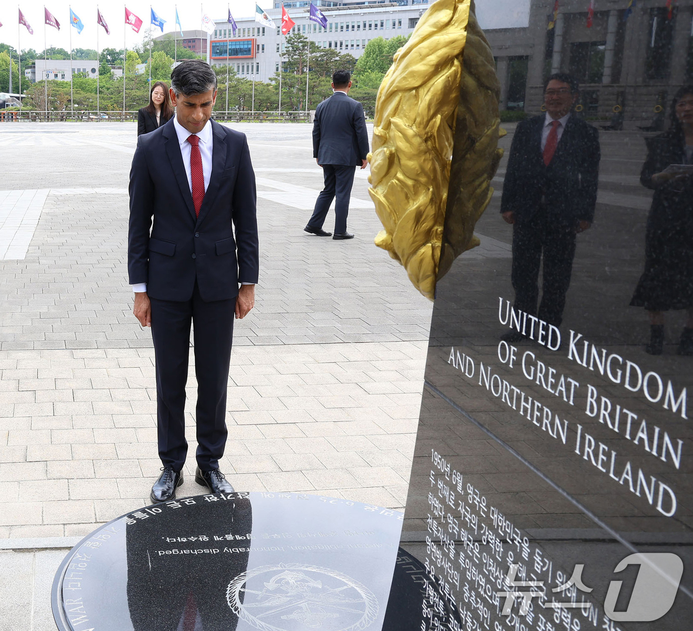 (서울=뉴스1) = 리시 수낙 영국 전 총리가 21일 서울 용산구 전쟁기념관 평화의 광장 영국 참전기념비에서 참배하고 있다. (전쟁기념사업회 제공. 재판매 및 DB 금지) 2025 …