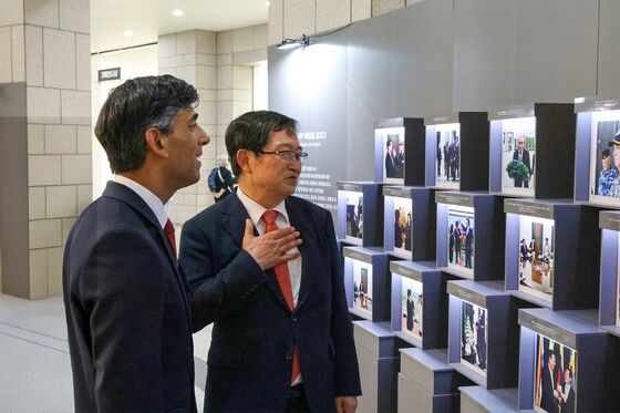 수낙 전 영국 총리, 전쟁기념관 방문…"참전용사 기억해 줘 감사"