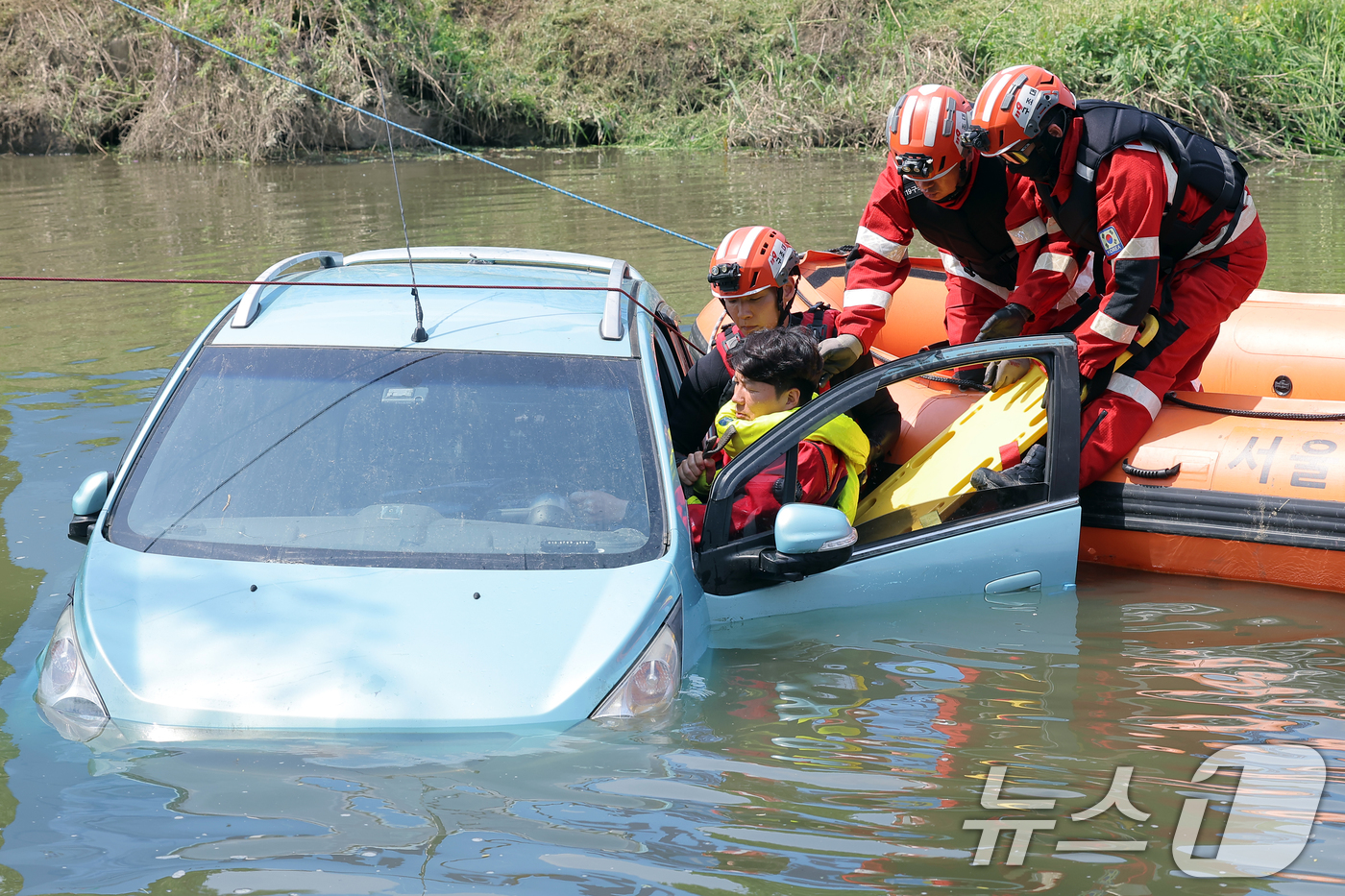 (서울=뉴스1) 박정호 기자 = 서초소방서 대원 등이 21일 오후 서울시 서초구 양재천과 여의천 합수부에서 열린 풍수해 대비 안전한국 및 긴급구조 종합훈련에서 침수차 내 고립된 익 …
