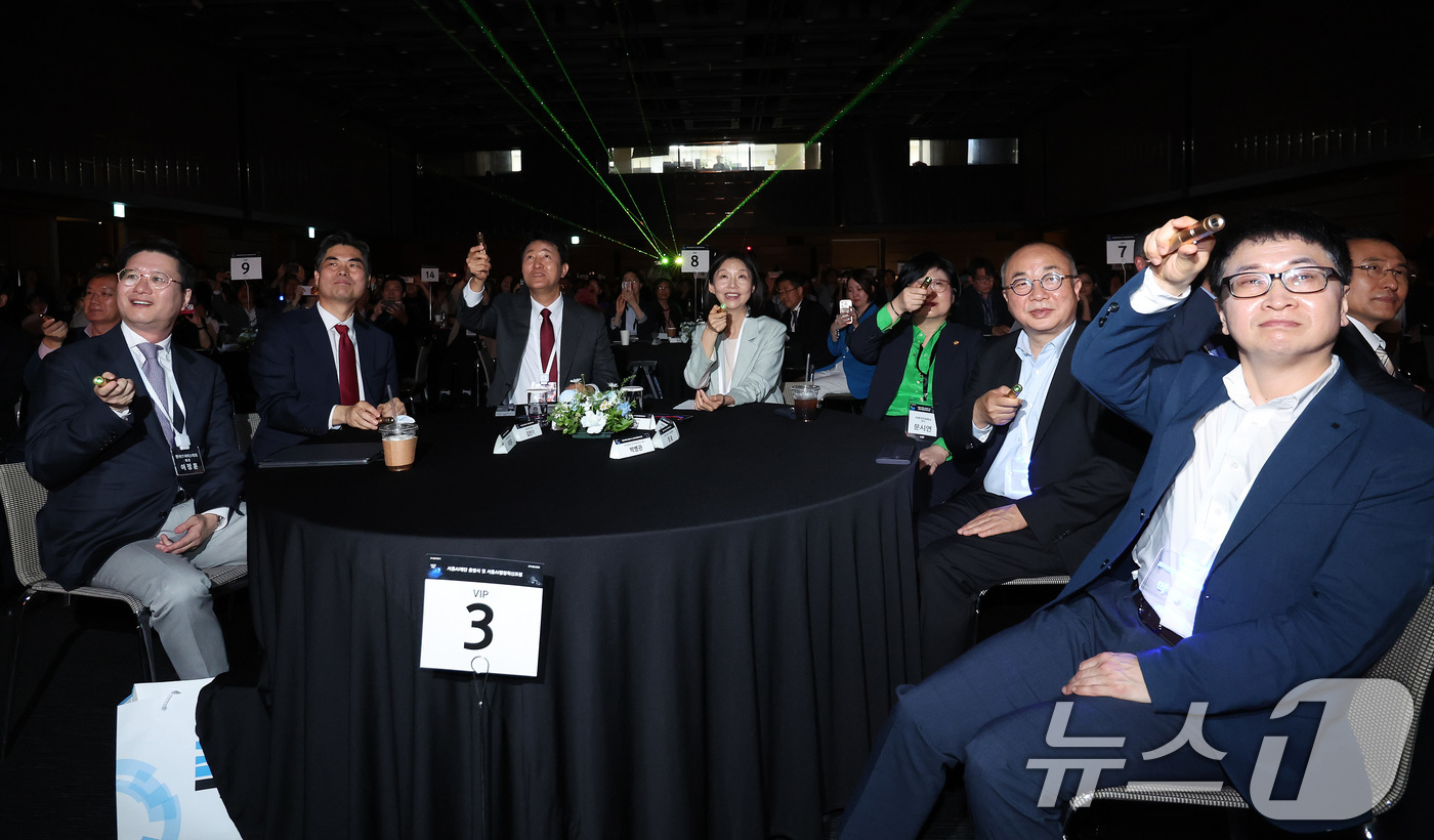 (서울=뉴스1) 이동해 기자 = 오세훈 서울시장과 최호정 서울시의회 의장을 비롯한 참석자들이 21일 서울 중구 대한상공회의소 국제회의실에서 열린 '서울AI재단 출범식 및 서울AI행 …