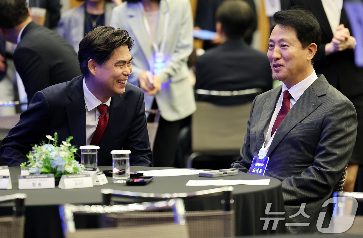 (서울=뉴스1) 이동해 기자 = 오세훈 서울시장(오른쪽)과 김만기 서울AI재단 이사장이 21일 서울 중구 대한상공회의소 국제회의실에서 열린 '서울AI재단 출범식 및 서울AI행정혁신 …