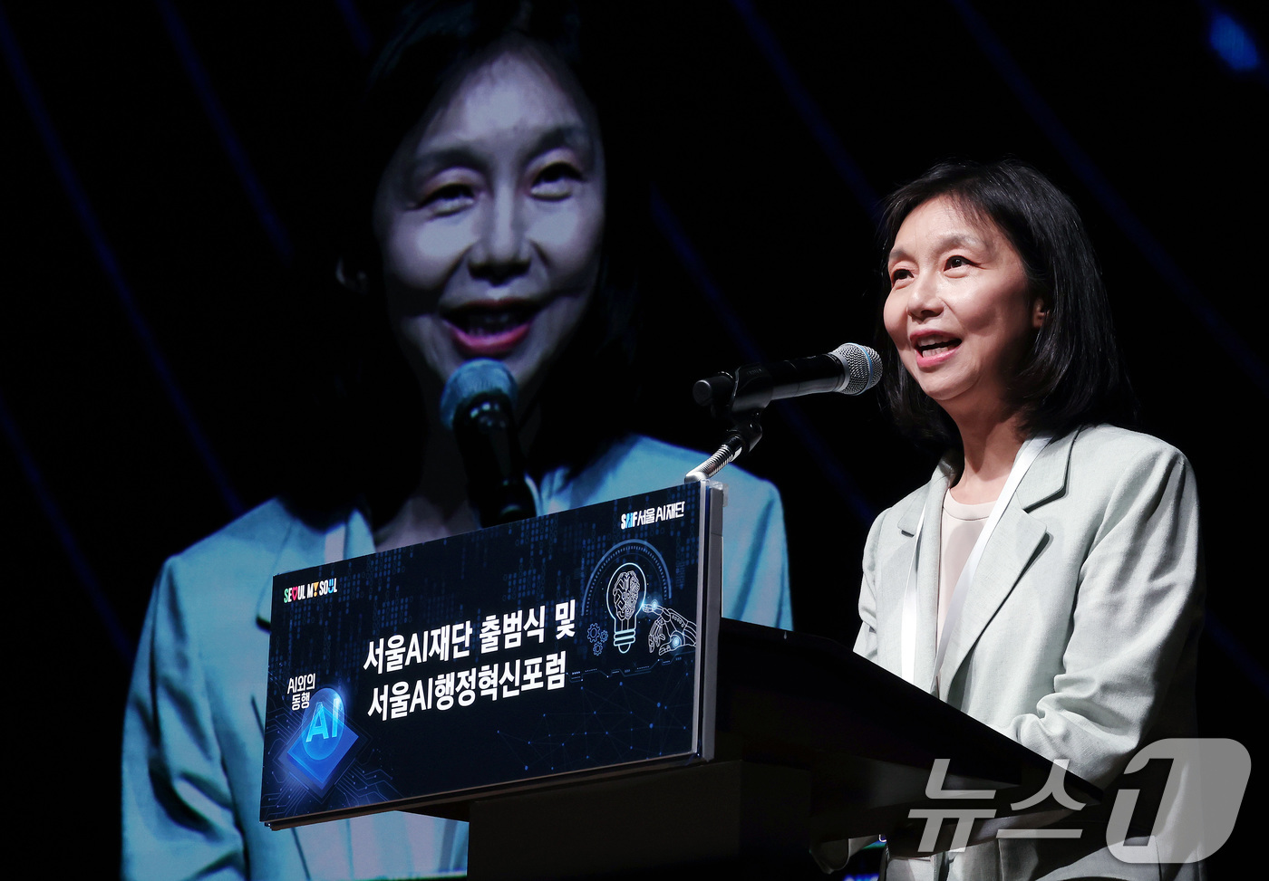 (서울=뉴스1) 이동해 기자 = 최호정 서울시의회 의장이 21일 서울 중구 대한상공회의소 국제회의실에서 열린 '서울AI재단 출범식 및 서울AI행정혁신포럼'에서 축사하고 있다. 20 …