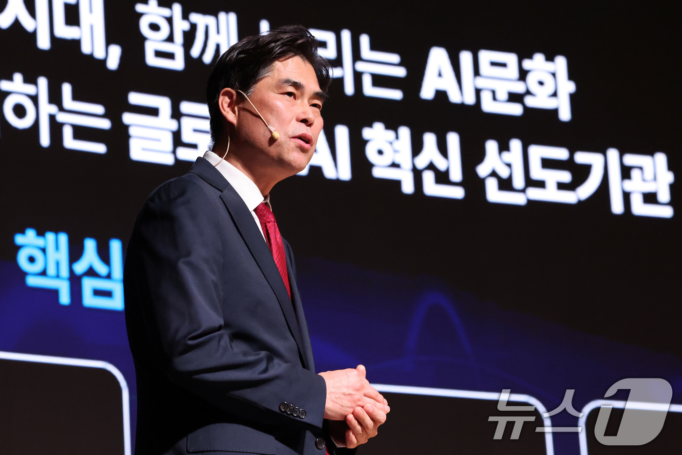 (서울=뉴스1) 이동해 기자 = 김만기 서울AI재단 이사장이 21일 서울 중구 대한상공회의소 국제회의실에서 열린 '서울AI재단 출범식 및 서울AI행정혁신포럼'에서 주요전략 브리핑을 …