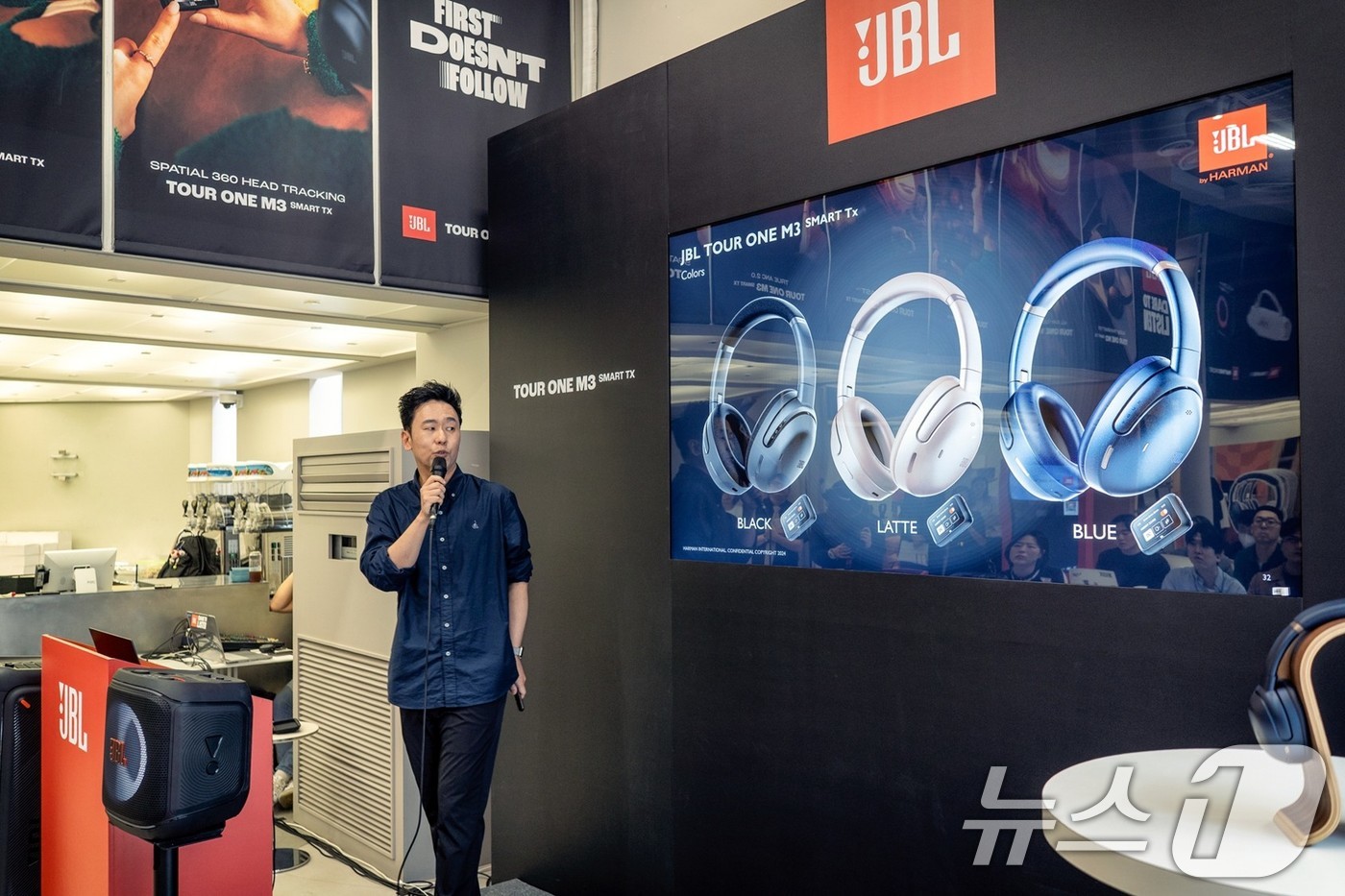 (서울=뉴스1) = 21일 서울 성동구에 위치한 큐레이션 쇼룸 이구성수에서 개최한 JBL 신제품 발표 및 체험 행사에서 하만 인터내셔널 코리아 임상우 프로가 제품을 소개하고 있다. …