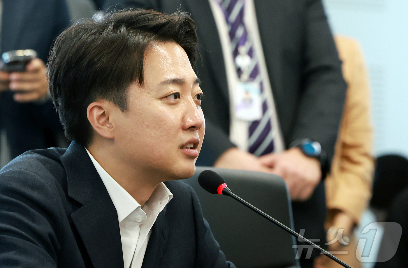 (성남=뉴스1) 김진환 기자 = 이준석 개혁신당 대통령 후보가 21일 오후 경기 성남시 성남의료원에서 한호성 성남시의료원장과 면담하고 있다. 2025.5.21/뉴스1