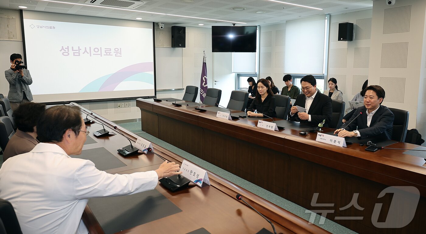 본문 이미지 - 이준석 개혁신당 대통령 후보와 천하람 상임선거대책위원장, 이주영 공동선대위원장이 21일 오후 경기 성남시 성남의료원에서 한호성 성남시의료원장과 면담하고 있다. 2025.5.21/뉴스1 ⓒ News1 김진환 기자