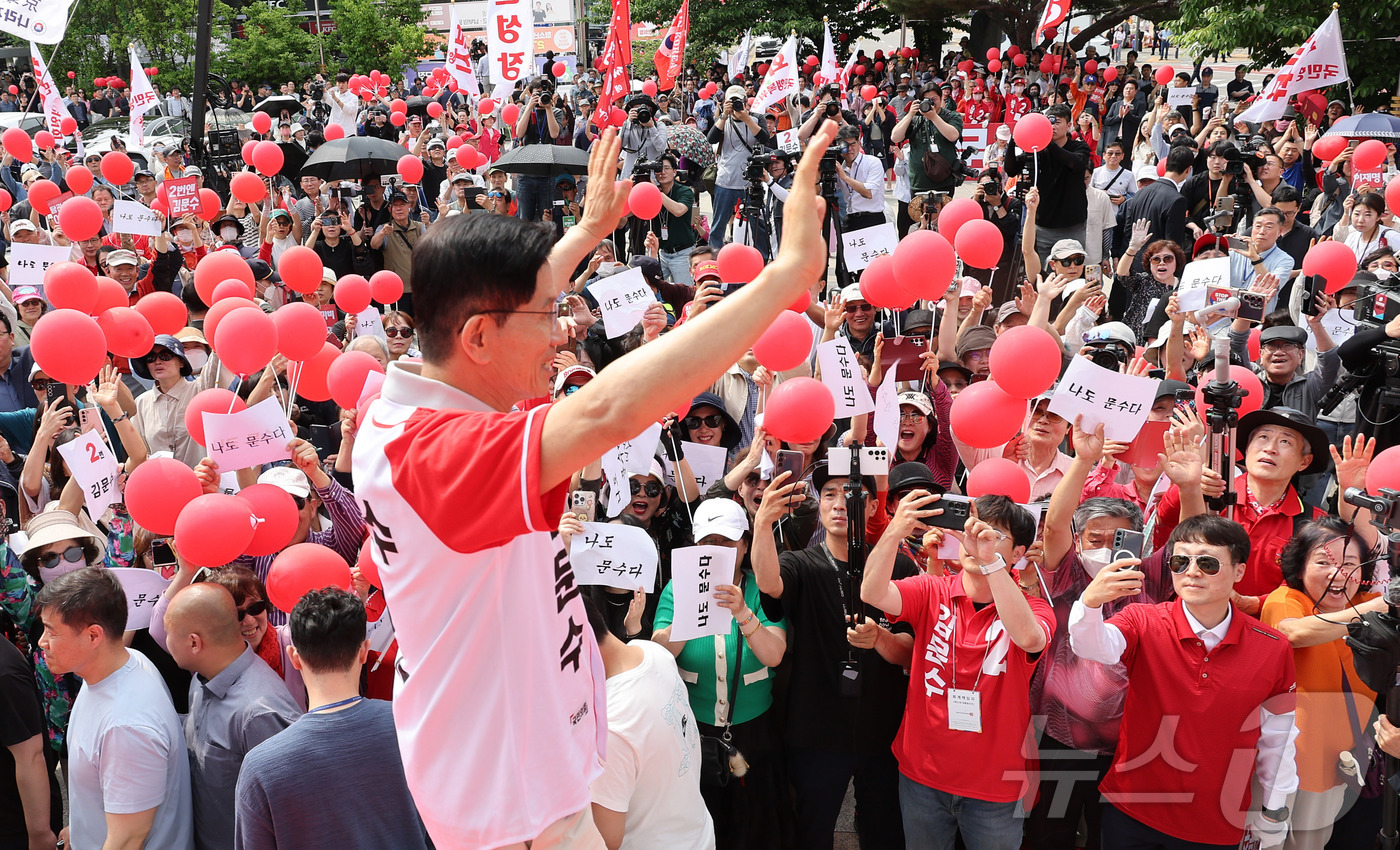(김포=뉴스1) 김민지 기자 = 김문수 국민의힘 대통령 후보가 21일 경기 김포시 사우문화체육광장에서 유세를 하고 있다. (공동취재) 2025.5.21/뉴스1