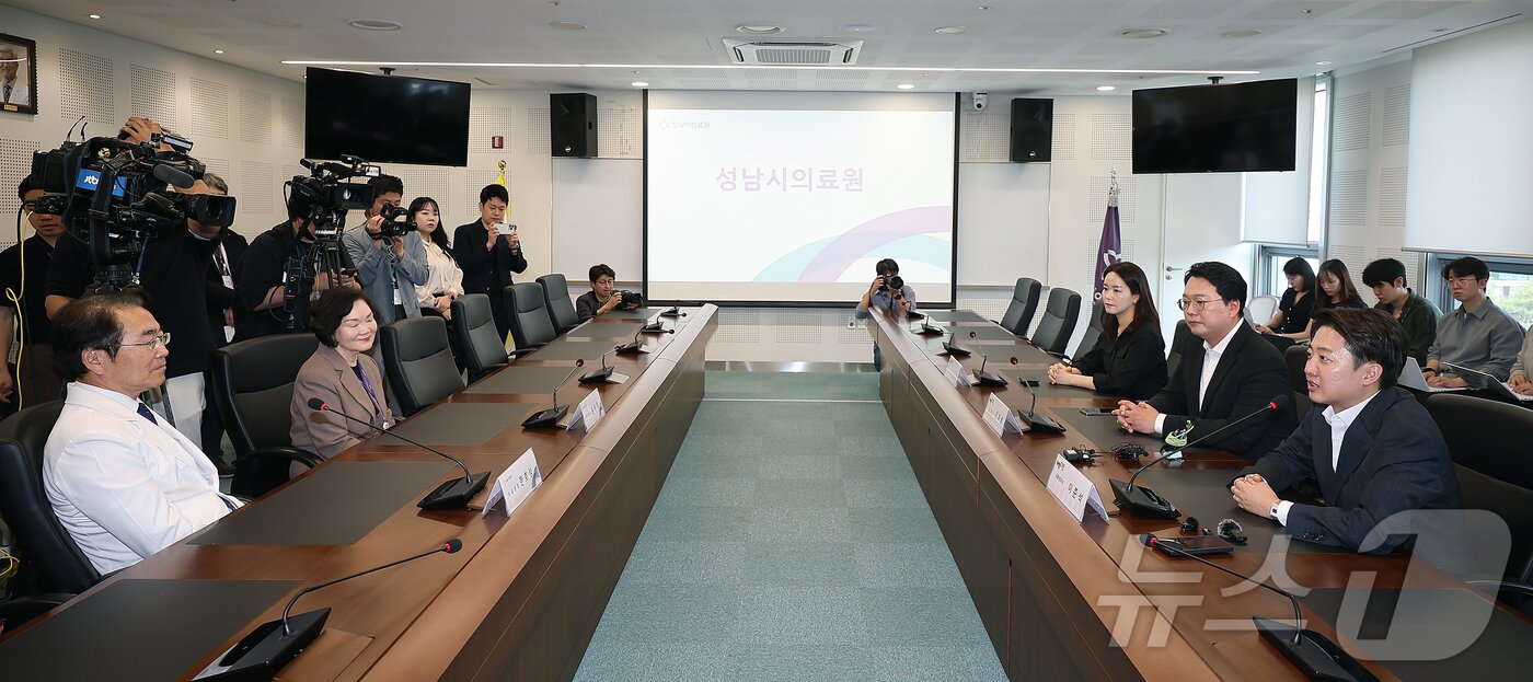 본문 이미지 - 이준석 개혁신당 대통령 후보와 천하람 상임선거대책위원장, 이주영 공동선대위원장이 21일 오후 경기 성남시 성남의료원에서 한호성 성남시의료원장과 면담하고 있다. 2025.5.21/뉴스1 ⓒ News1 김진환 기자