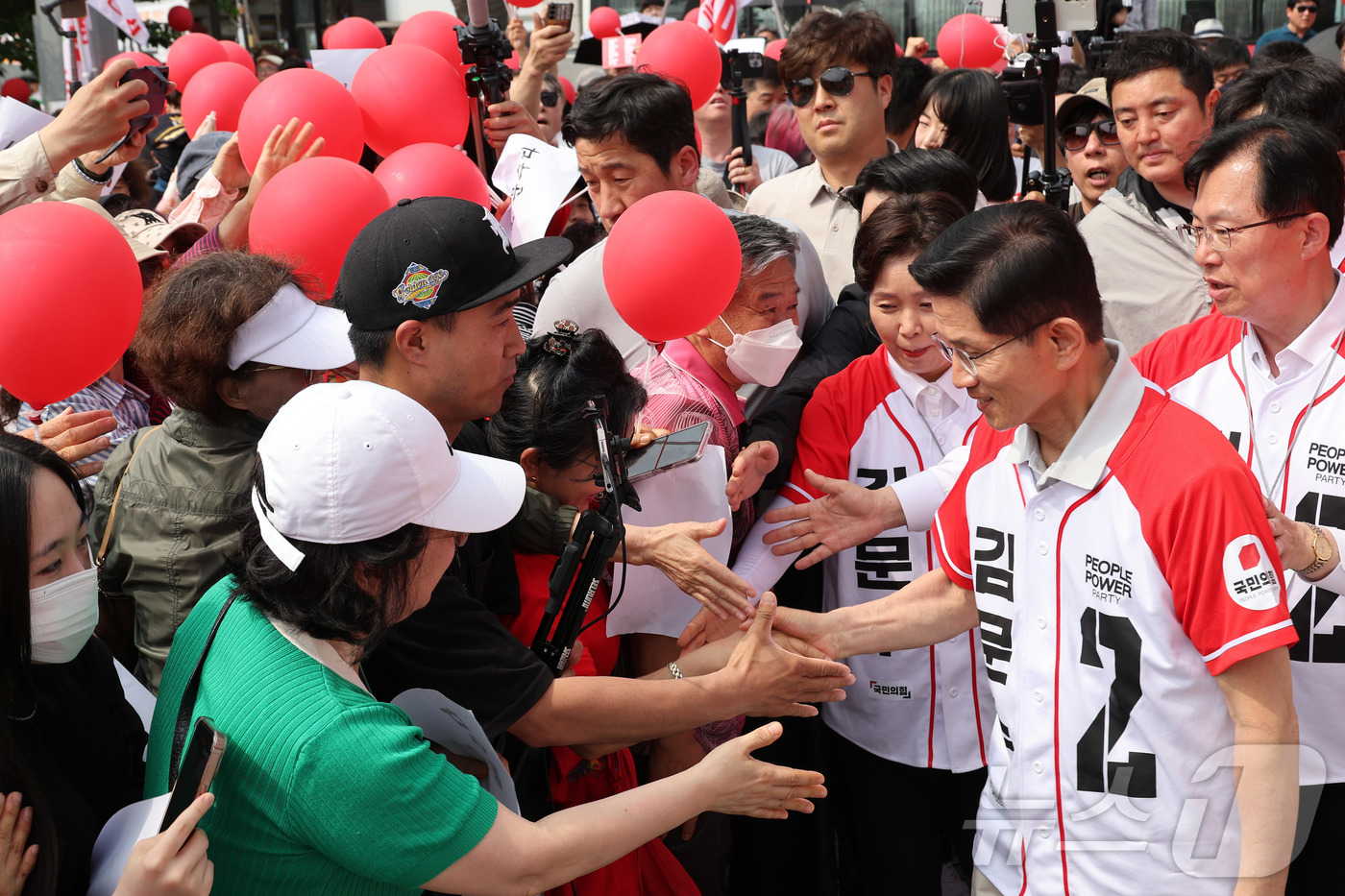 (김포=뉴스1) 김민지 기자 = 김문수 국민의힘 대통령 후보가 21일 경기 김포시 사우문화체육광장에서 유세를 하고 있다. (공동취재) 2025.5.21/뉴스1