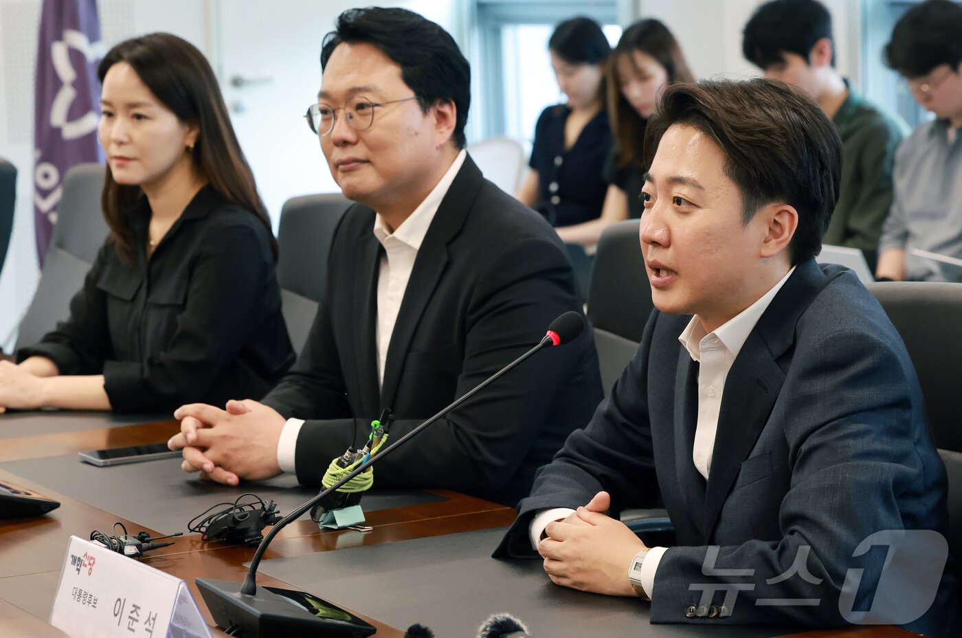 본문 이미지 - 이준석 개혁신당 대통령 후보가 21일 오후 경기 성남시 성남의료원에서 한호성 성남시의료원장과 면담하고 있다. 2025.5.21/뉴스1 ⓒ News1 김진환 기자