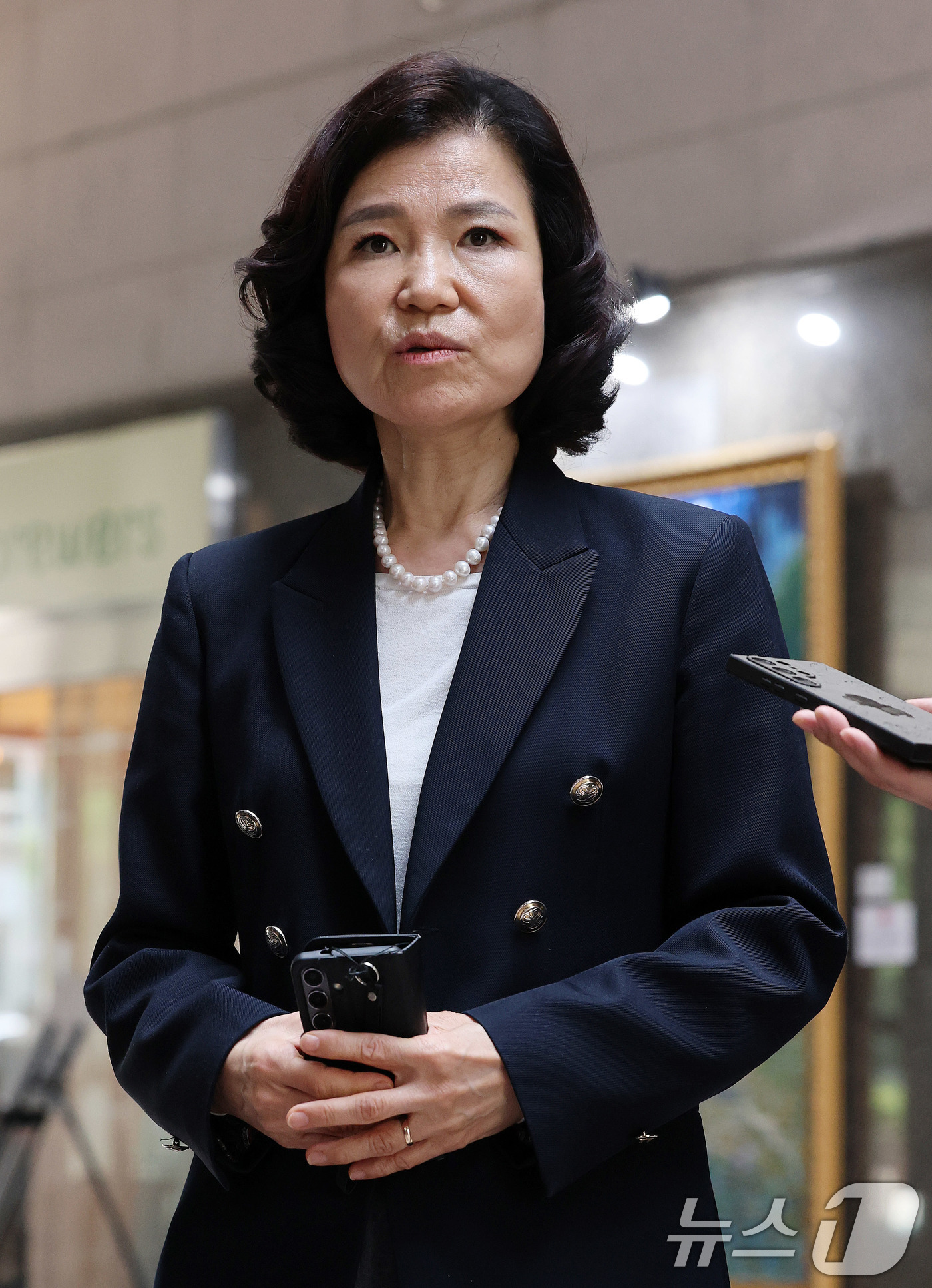 (서울=뉴스1) 박세연 기자 = 이진숙 방통위원장이 21일 서울 송파구 한국인터넷진흥원 서울청사에서 열린 SKT 해킹 관련 이통사 점검회의에 참석하며 취재진 질문에 답하고 있다. …