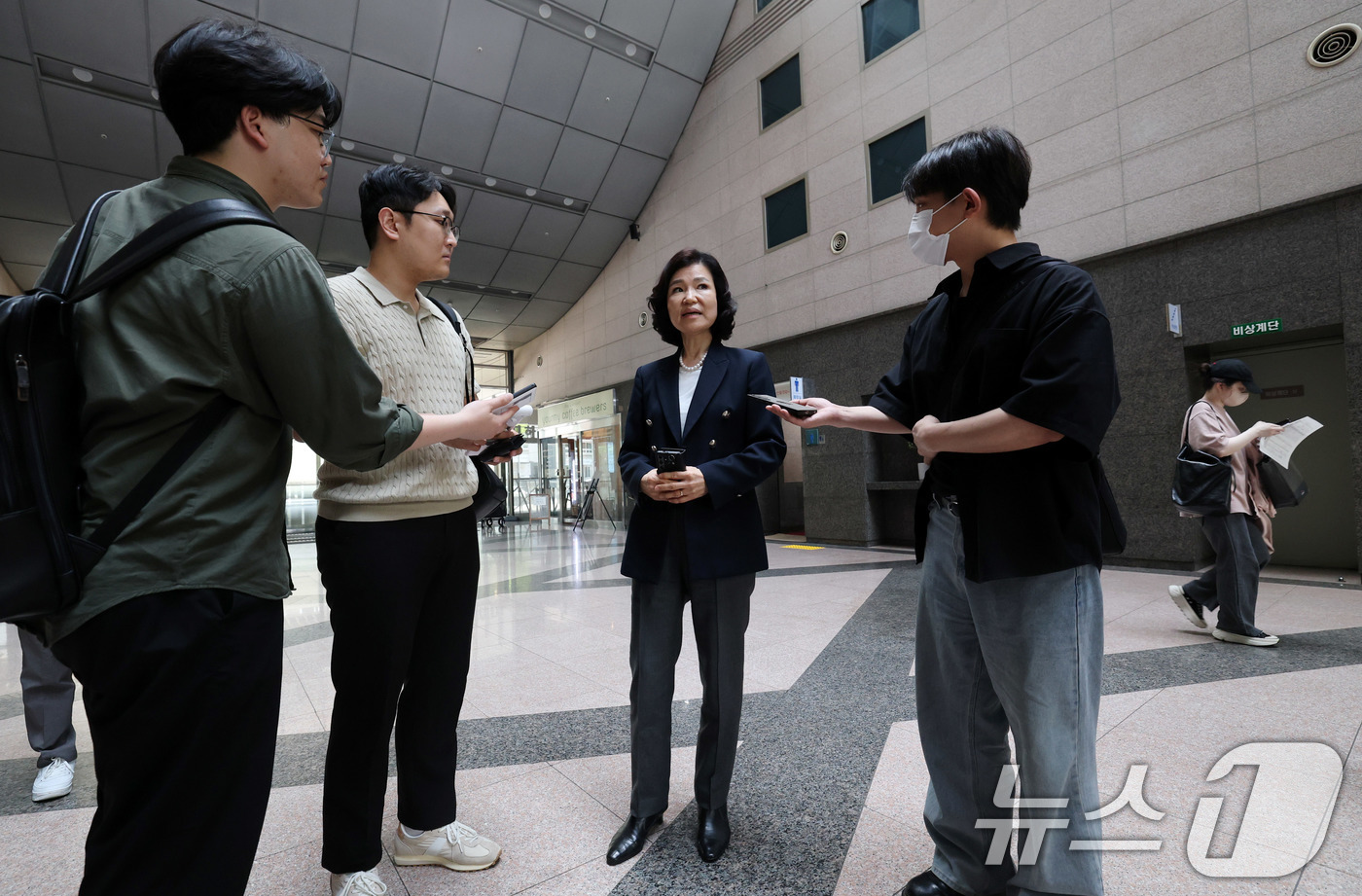 (서울=뉴스1) 박세연 기자 = 이진숙 방통위원장이 21일 서울 송파구 한국인터넷진흥원 서울청사에서 열린 SKT 해킹 관련 이통사 점검회의에 참석하며 취재진 질문에 답하고 있다. …