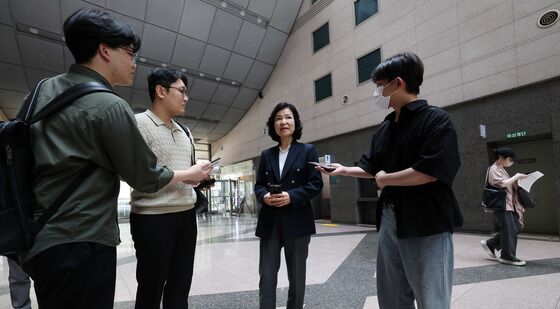 취재진 질문에 답하는 이진숙 방통위원장